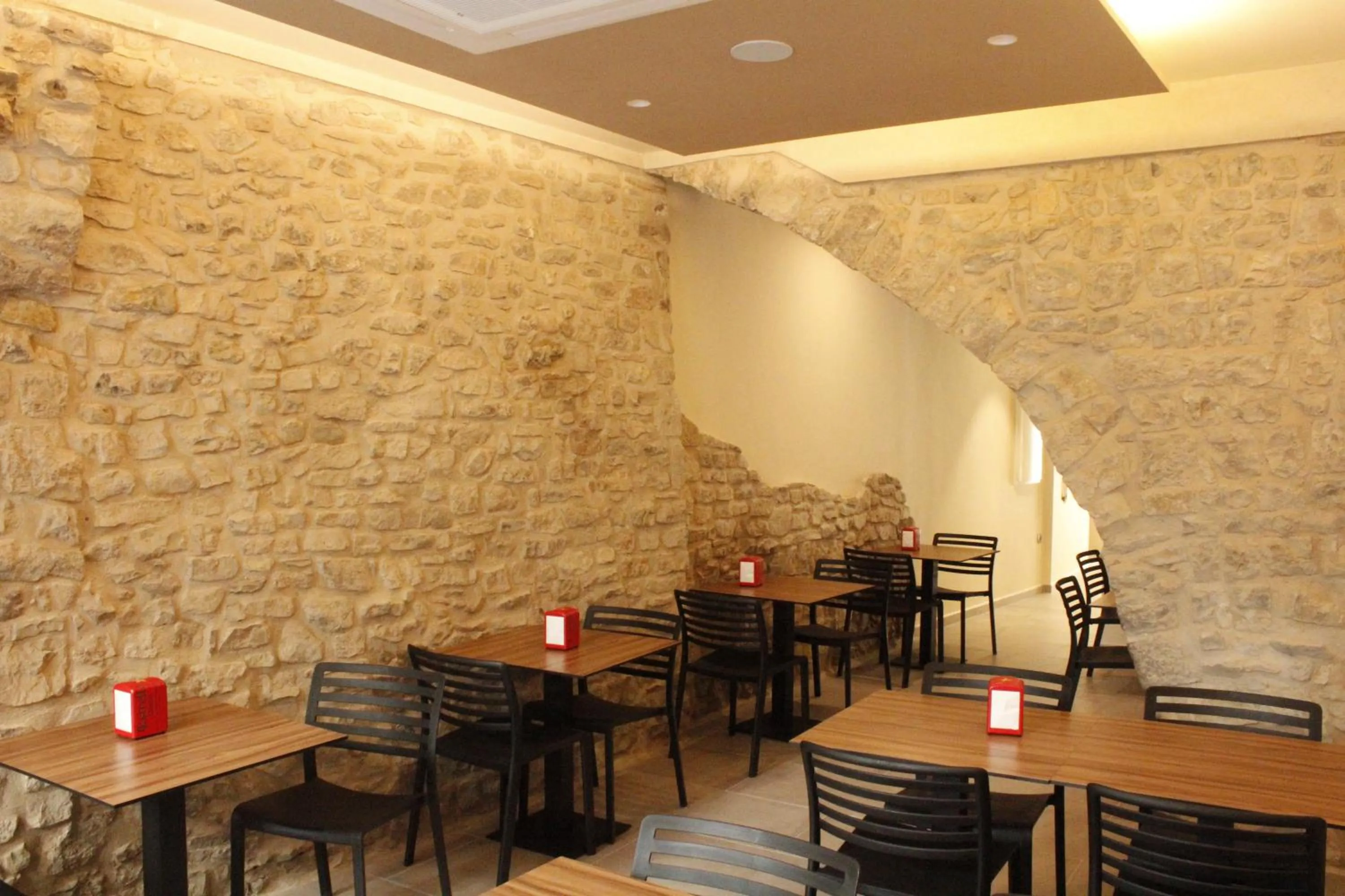 Restaurant/places to eat in Hostal Universitat