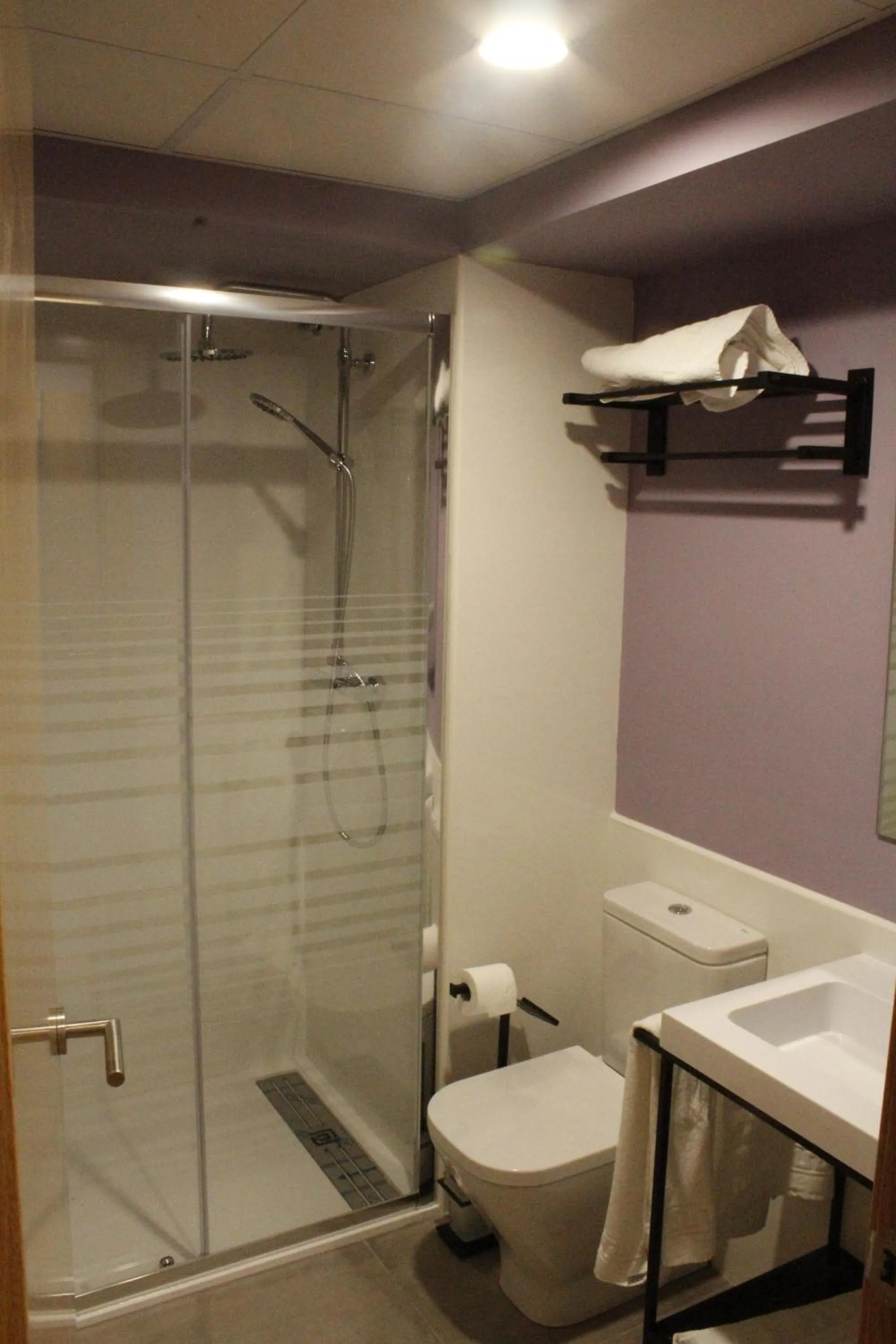 Shower in Hostal Universitat