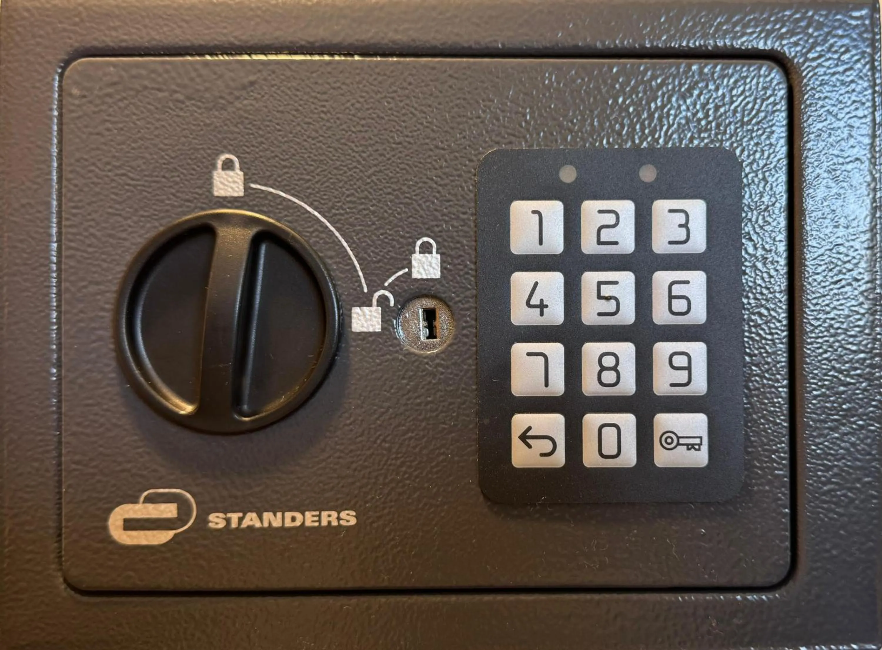 safe in Margarida Guest House - Rooms