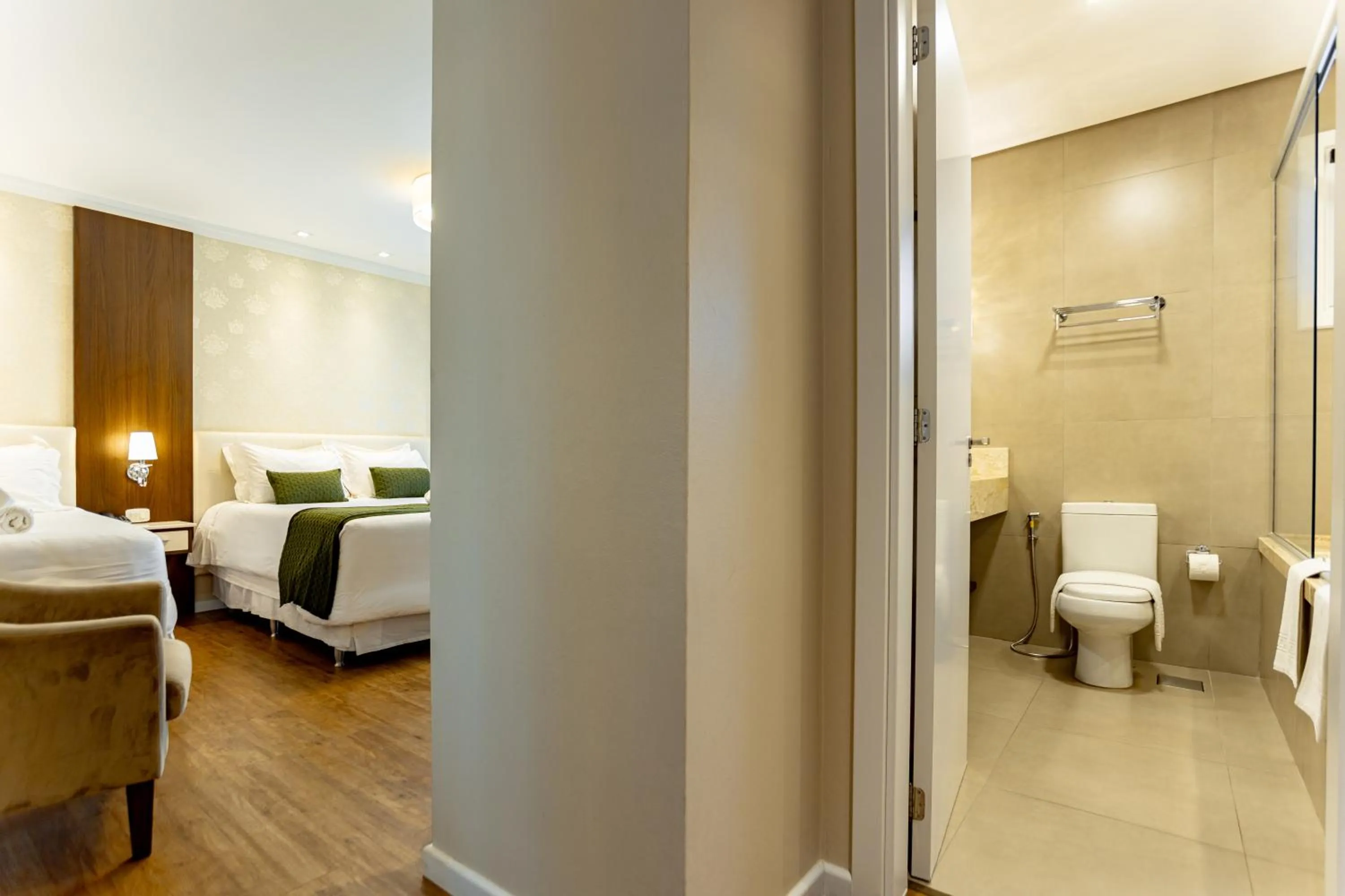 Toilet, Bed in Hotel Jardins da Colina