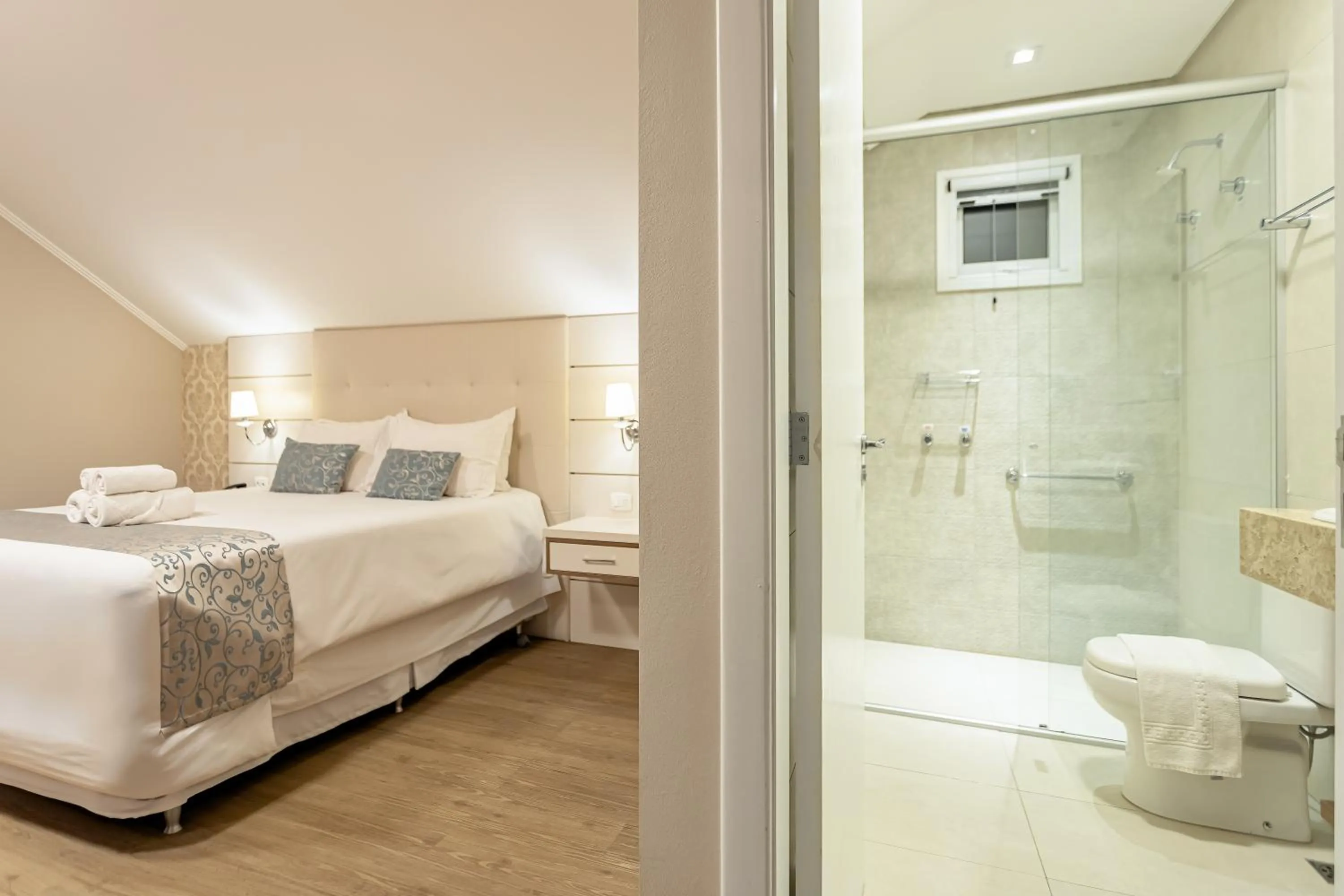 Shower, Bed in Hotel Jardins da Colina