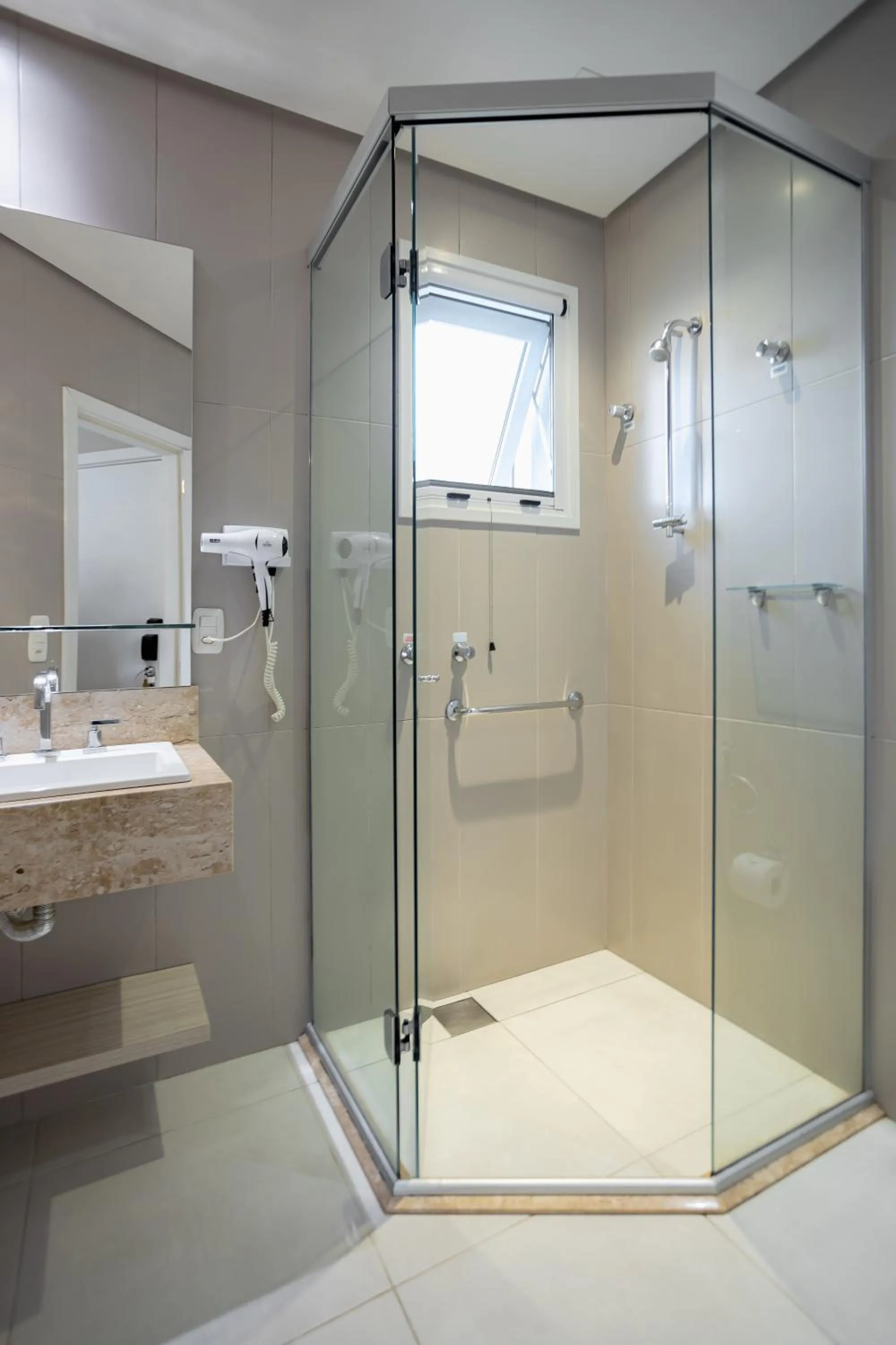 Shower in Hotel Jardins da Colina