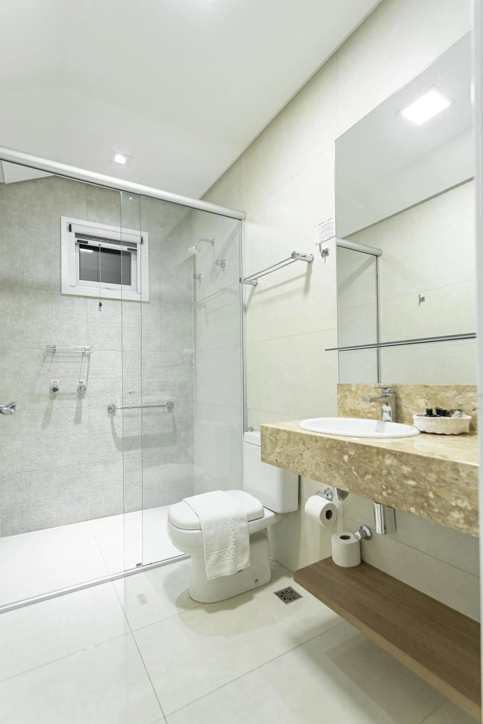 Shower in Hotel Jardins da Colina