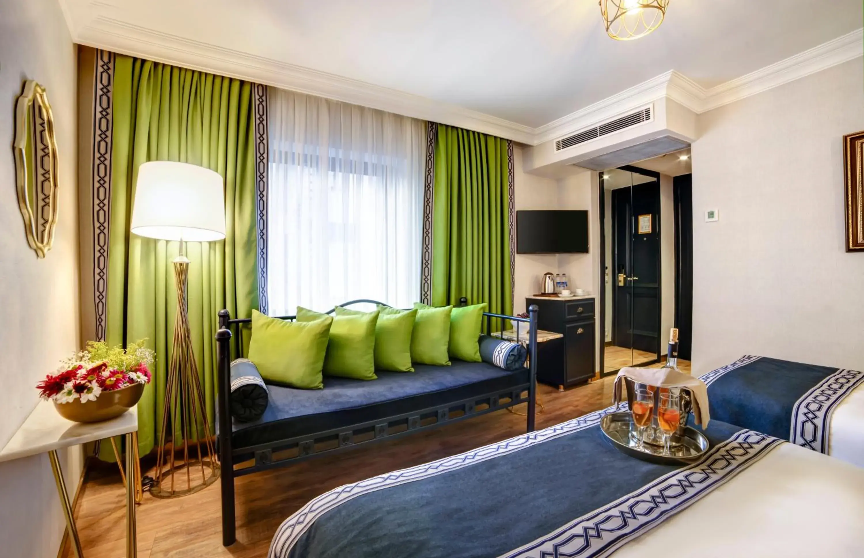 Seating area, Bed in Hotel Ephesus Istanbul Seating area, Bed in Hotel Ephesus Istanbul