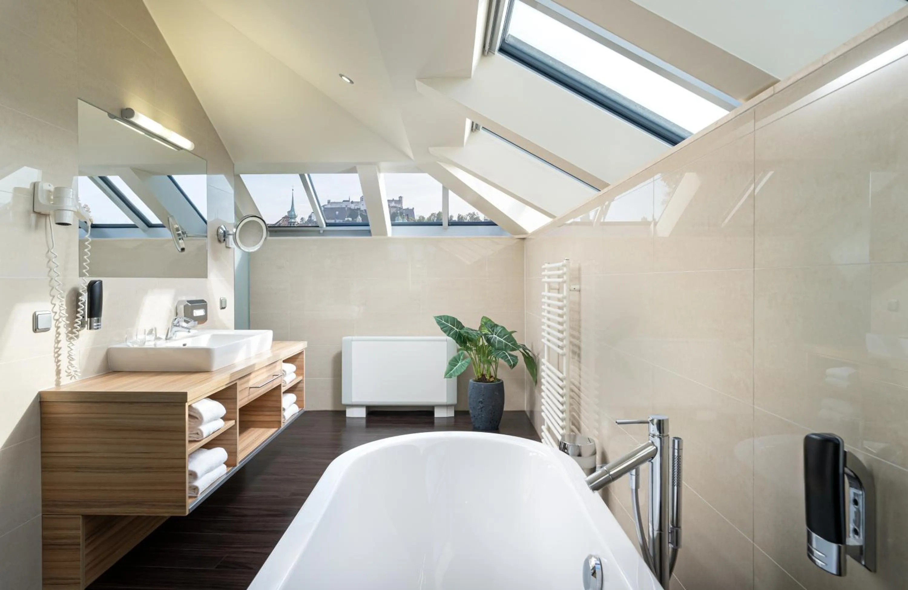 Bath, Bed in Leonardo Boutique Hotel Salzburg Gablerbräu