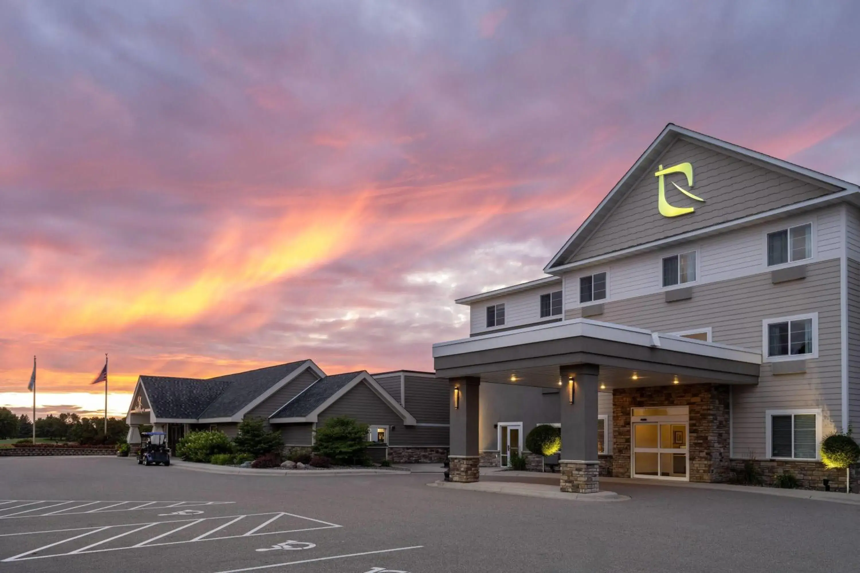 Property building in Little Crow Resort & Conference, Trademark by Wyndham Property building in Little Crow Resort & Conference, Trademark by Wyndham