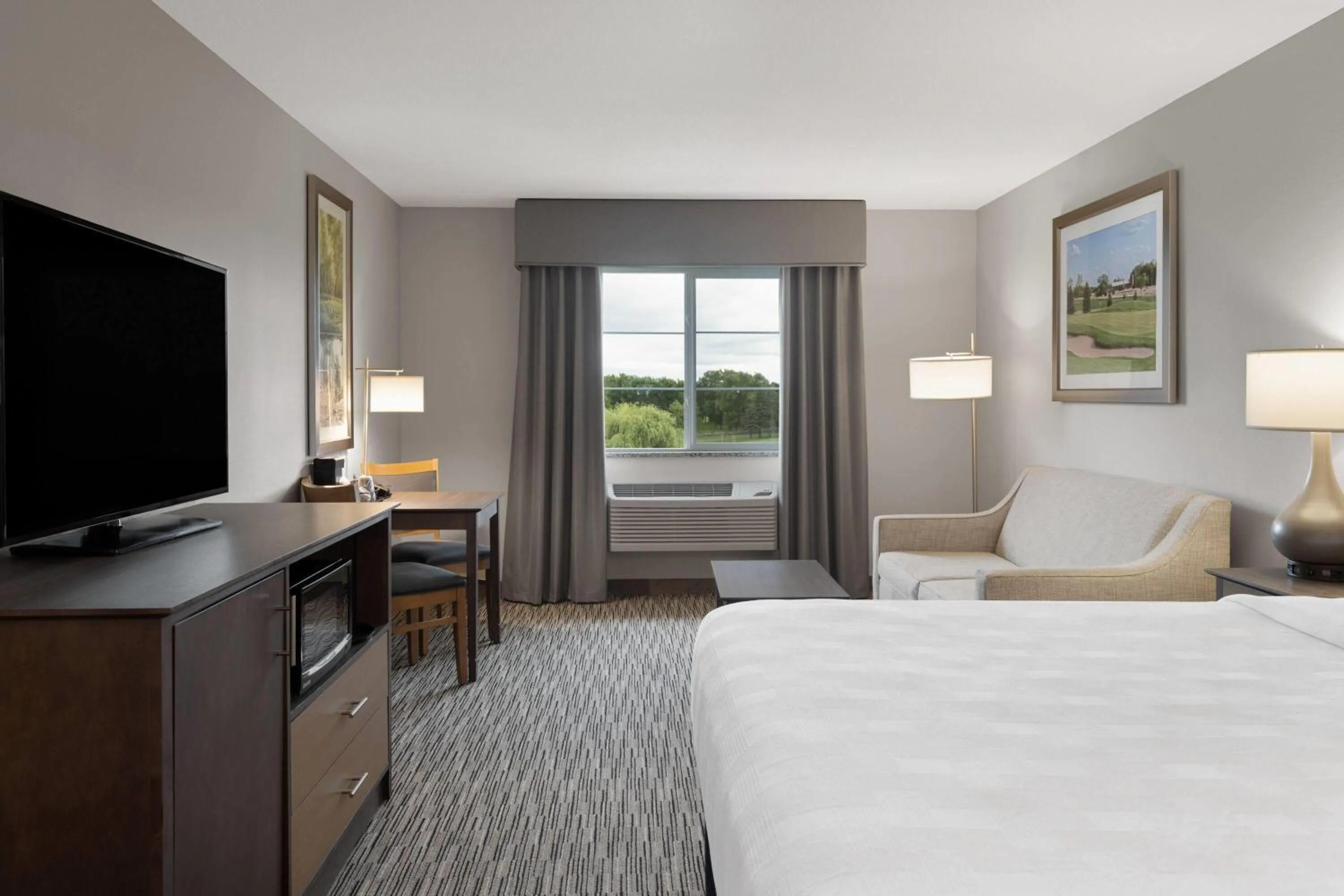 Photo of the whole room, Bed in Little Crow Resort & Conference, Trademark by Wyndham