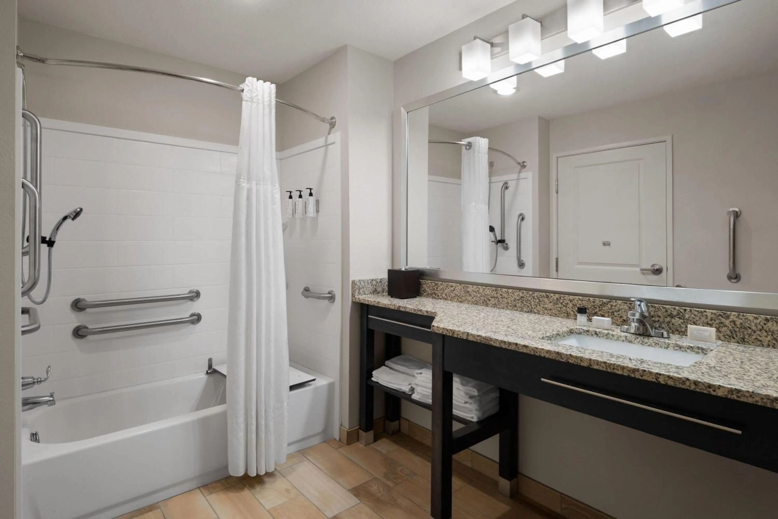 Bathroom in Little Crow Resort & Conference, Trademark by Wyndham