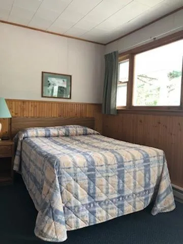 Bed in Catskill Motor Court