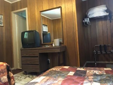 Bed in Catskill Motor Court