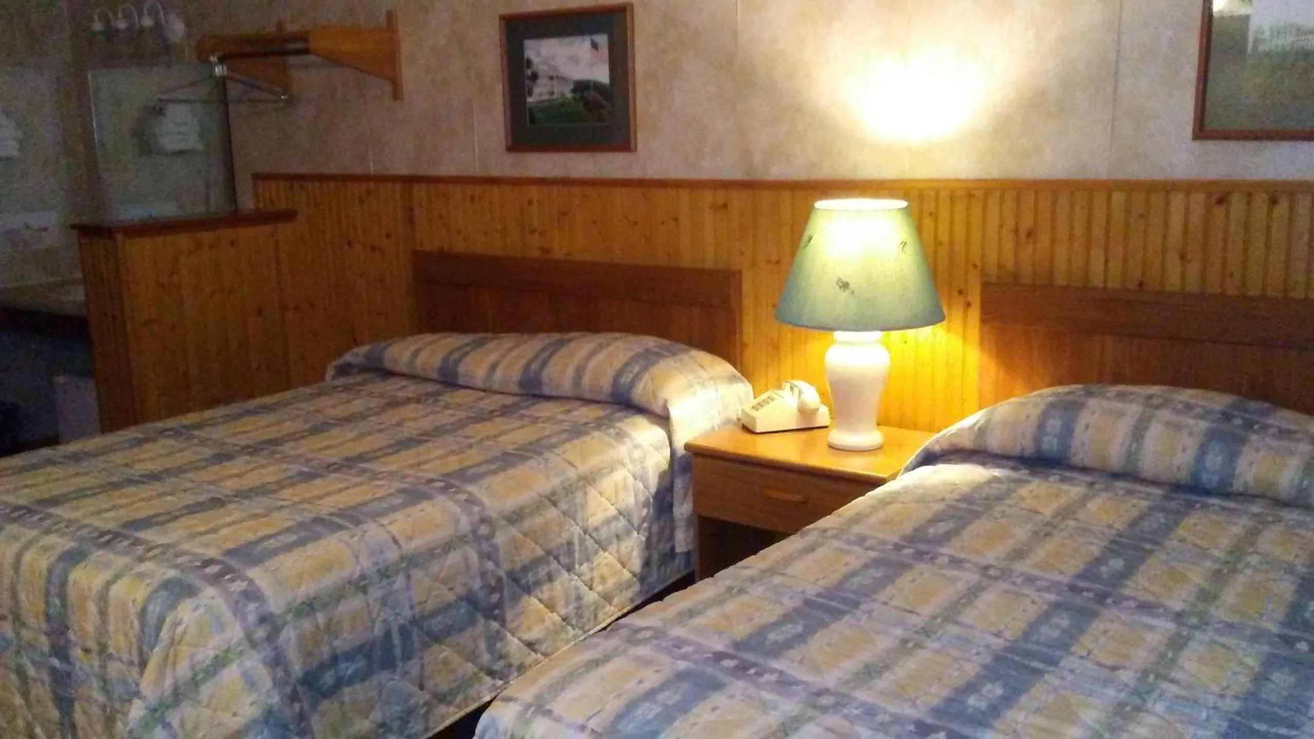 Bed in Catskill Motor Court