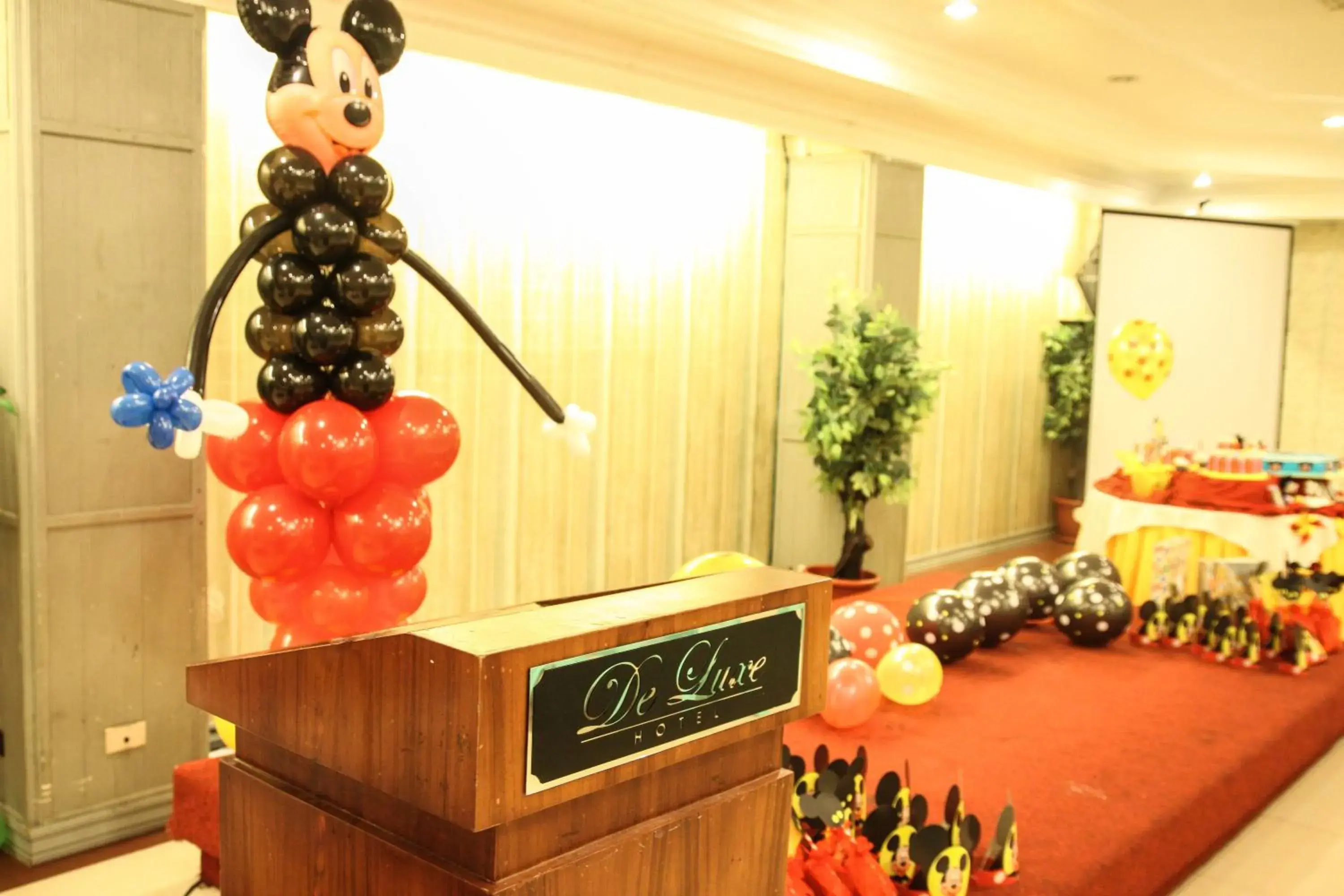 De Luxe Hotel De Luxe Hotel