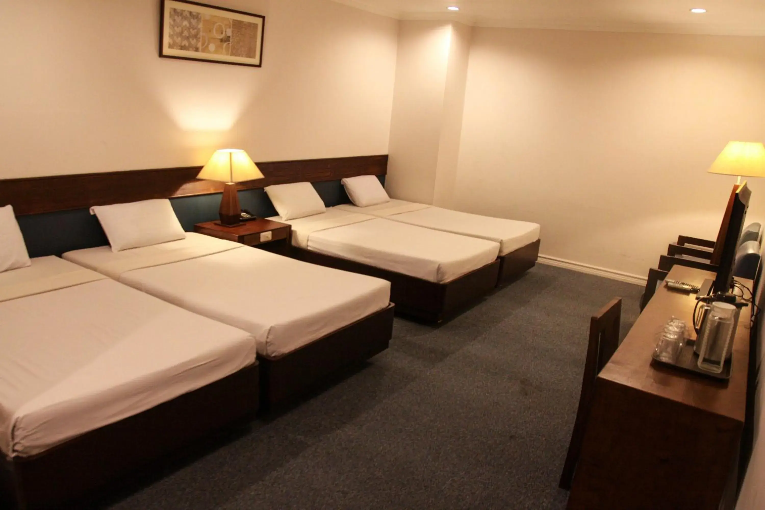 Photo of the whole room, Bed in De Luxe Hotel Photo of the whole room, Bed in De Luxe Hotel