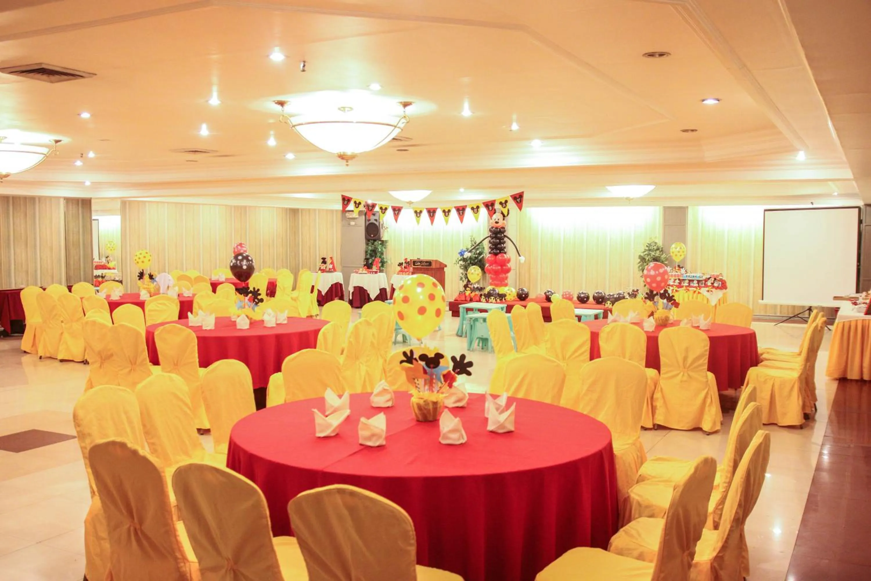 Business facilities in De Luxe Hotel