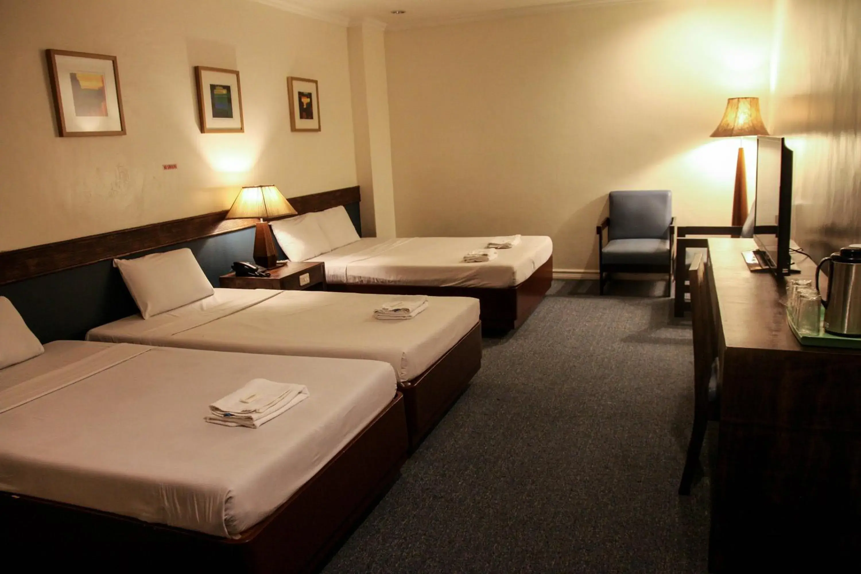 Photo of the whole room, Bed in De Luxe Hotel Photo of the whole room, Bed in De Luxe Hotel