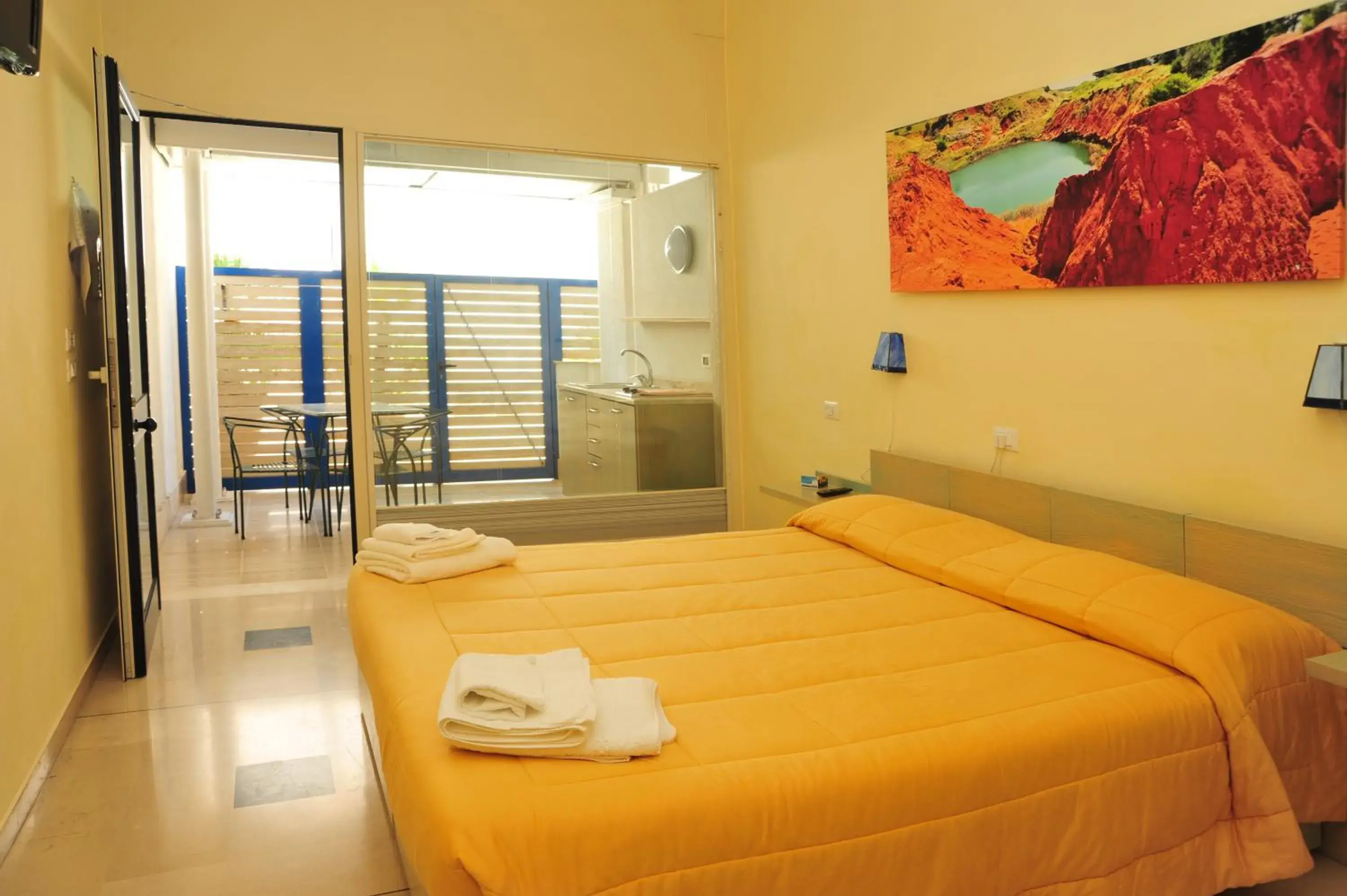 Triple Room with Kitchenette in Cala Dei Normanni - Camere sul Lungomare Triple Room with Kitchenette in Cala Dei Normanni - Camere sul Lungomare