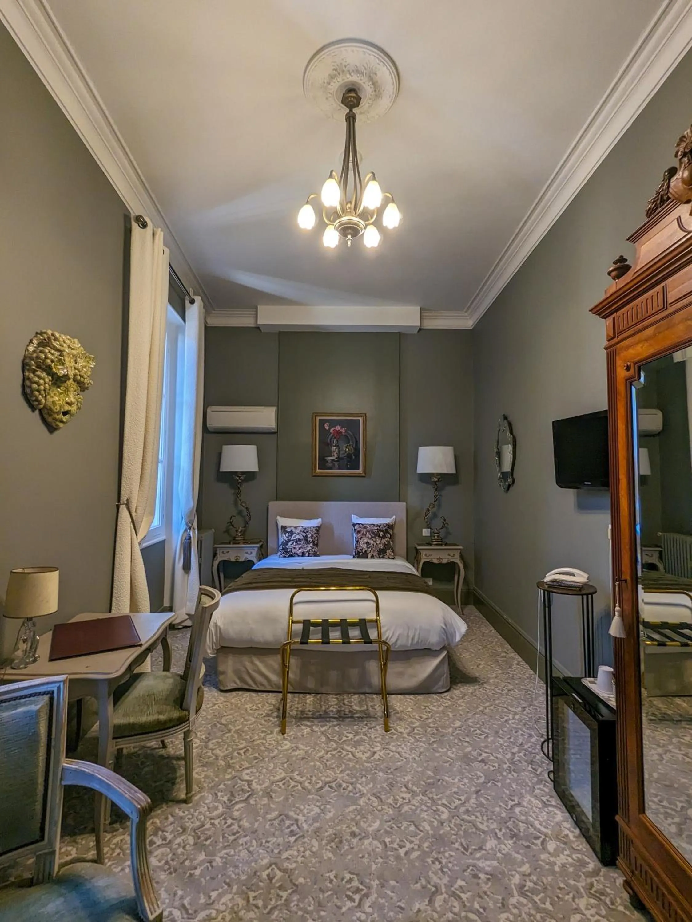 Bed in Hôtel Château des Jacobins