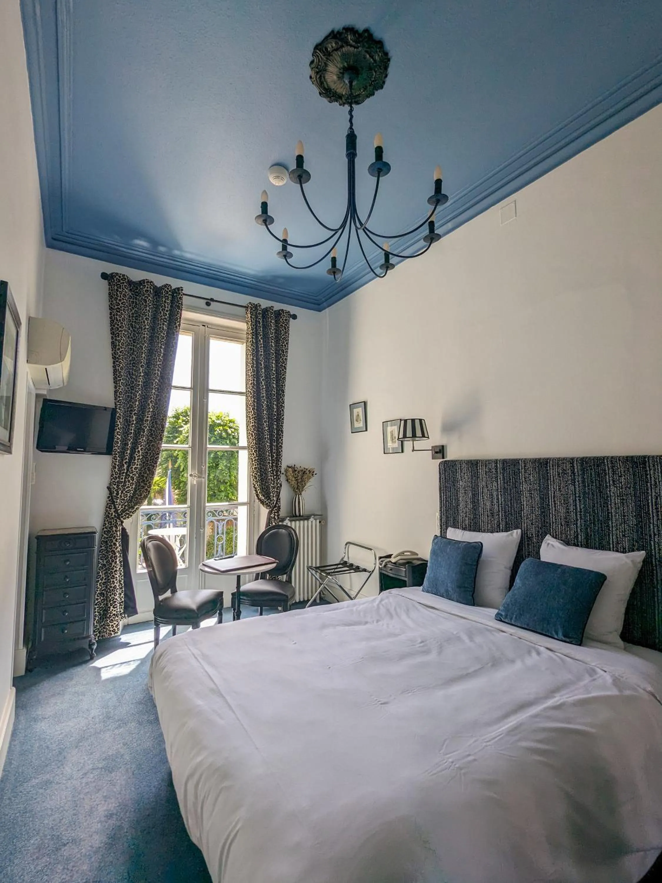 Bed in Hôtel Château des Jacobins