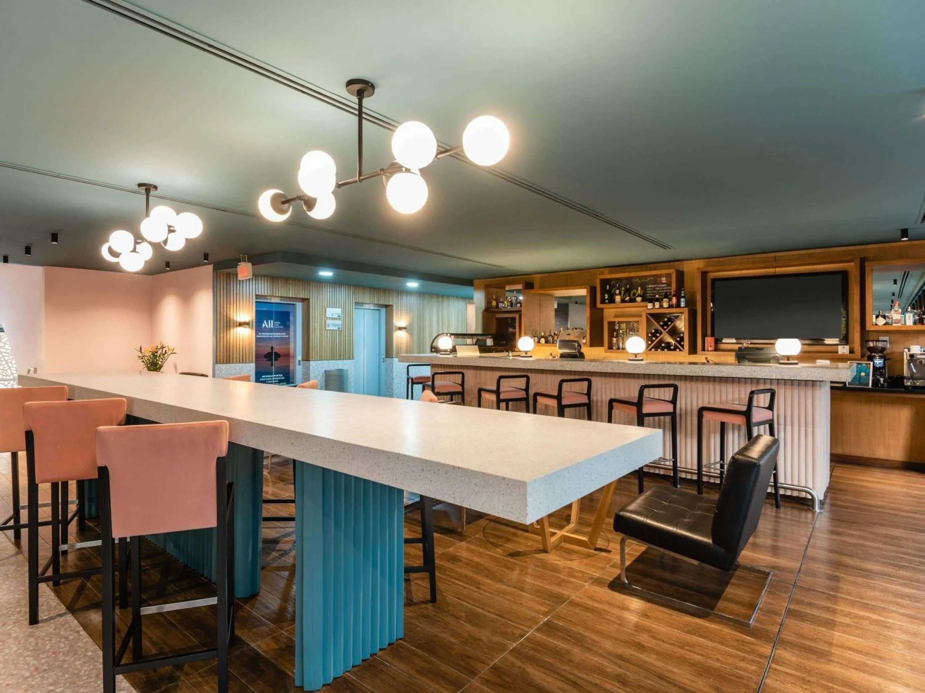 Restaurant/places to eat in Novotel Bogota Parque 93