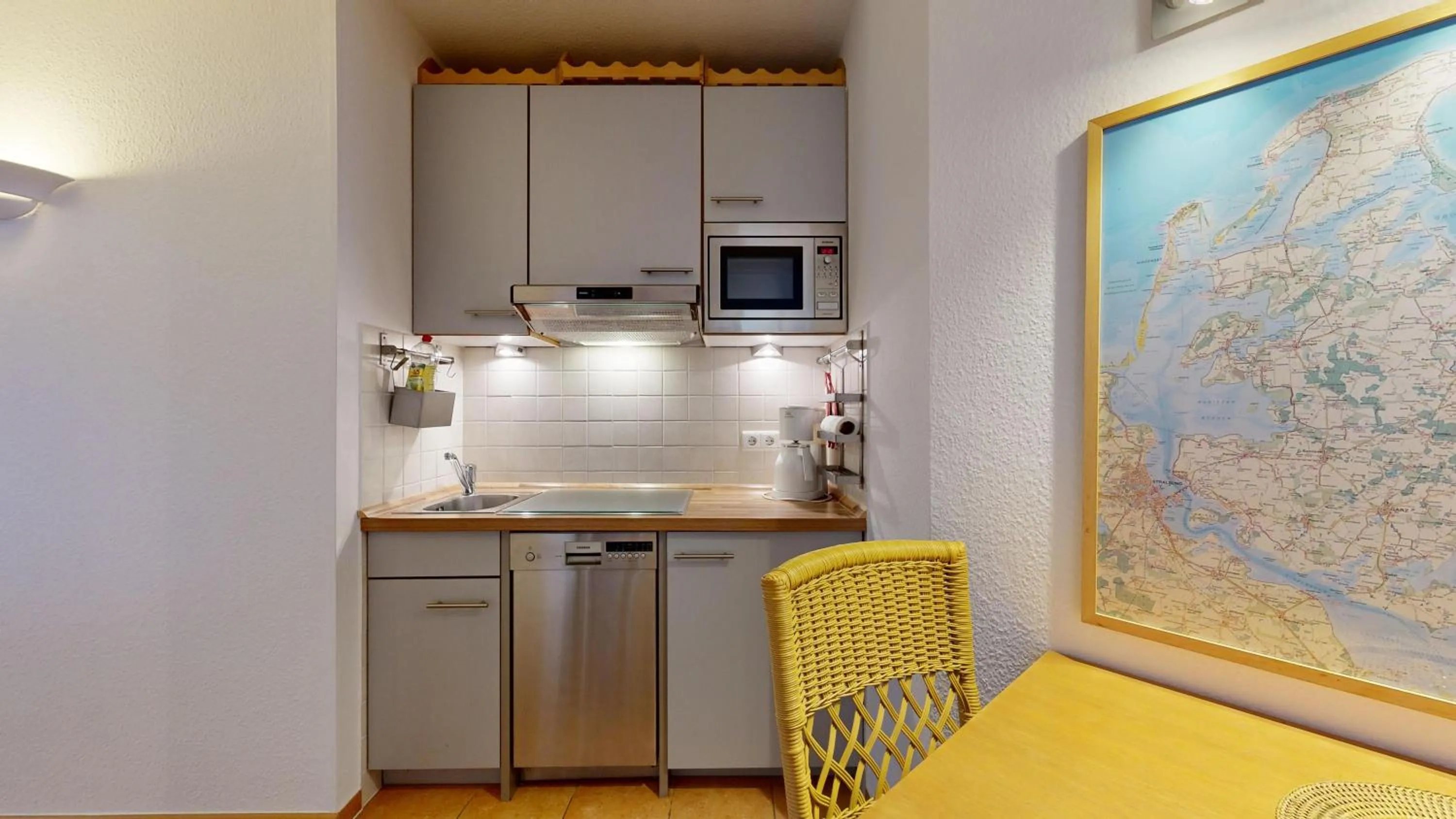 Kitchen or kitchenette in FeWo direkt am Strand mit Meerblick und Südbalkon, Villa Freia 27, Binz