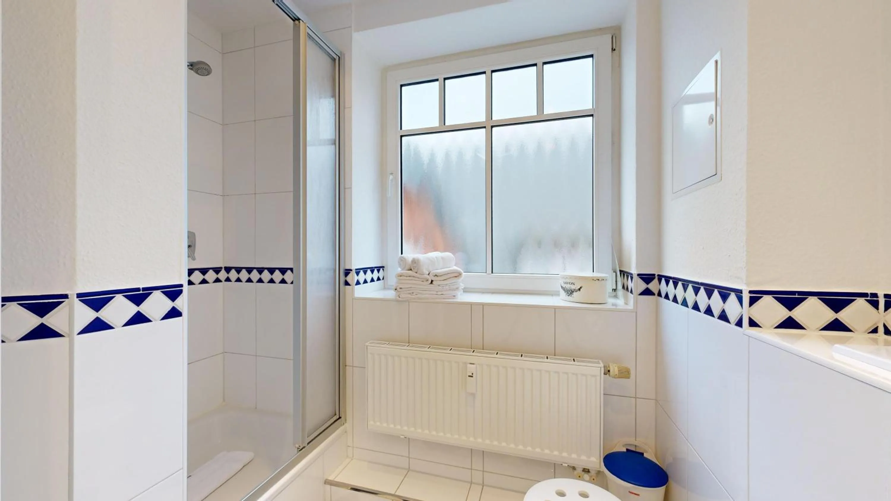 Bathroom in FeWo direkt am Strand mit Meerblick und Südbalkon, Villa Freia 27, Binz