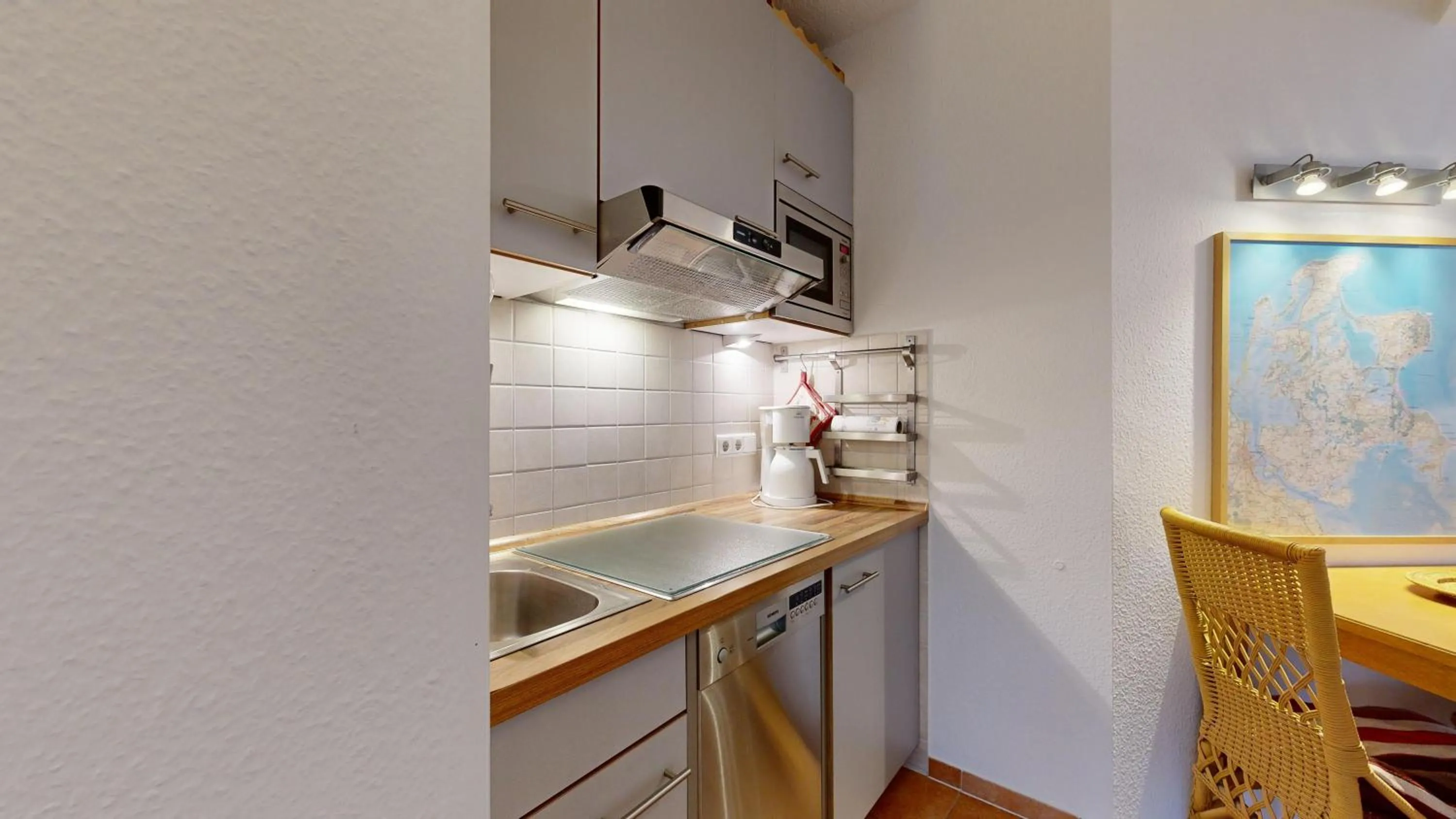 Kitchen or kitchenette in FeWo direkt am Strand mit Meerblick und Südbalkon, Villa Freia 27, Binz