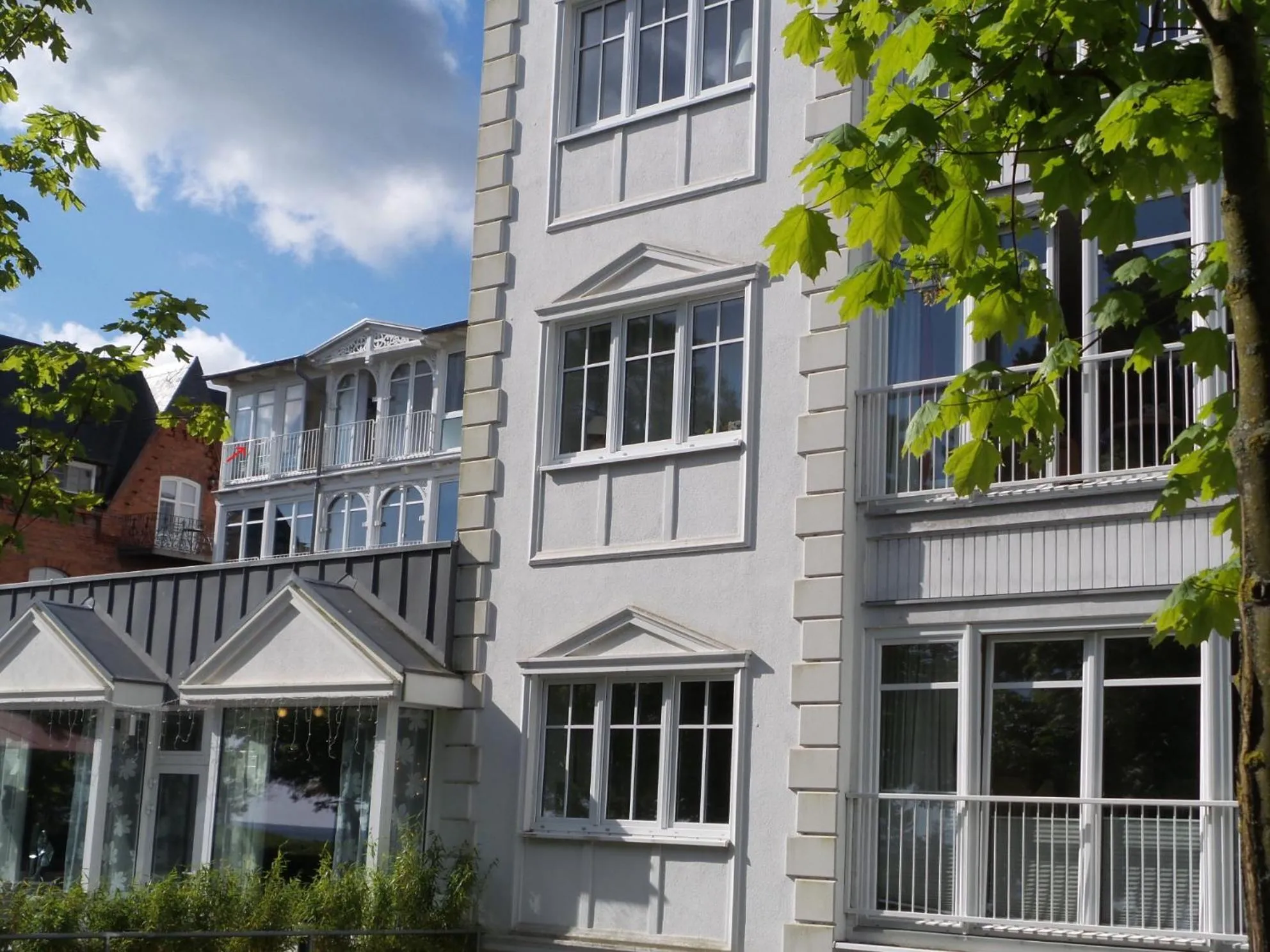 Property building in FeWo direkt am Strand mit Meerblick und Südbalkon, Villa Freia 27, Binz