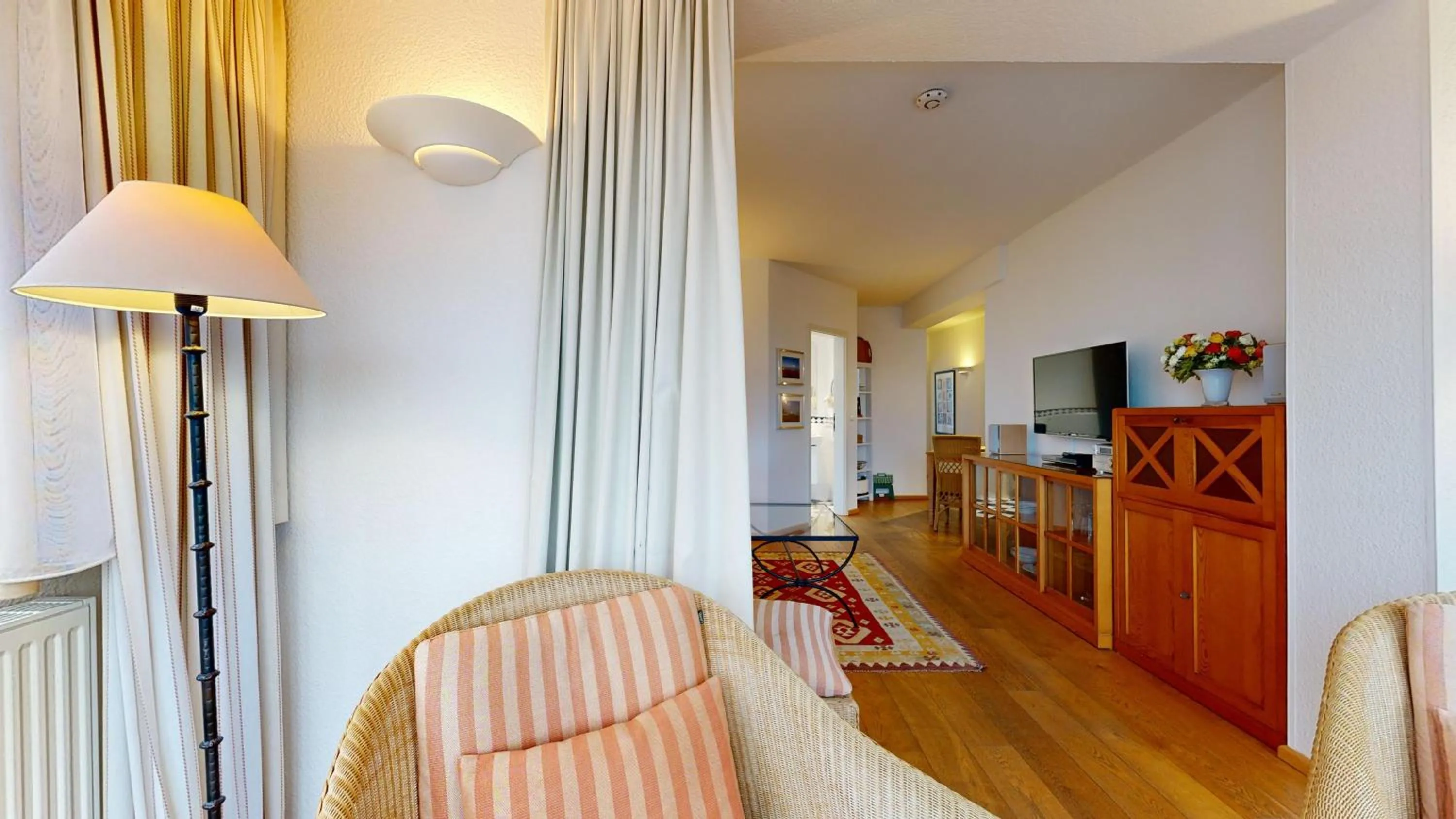 Living room in FeWo direkt am Strand mit Meerblick und Südbalkon, Villa Freia 27, Binz