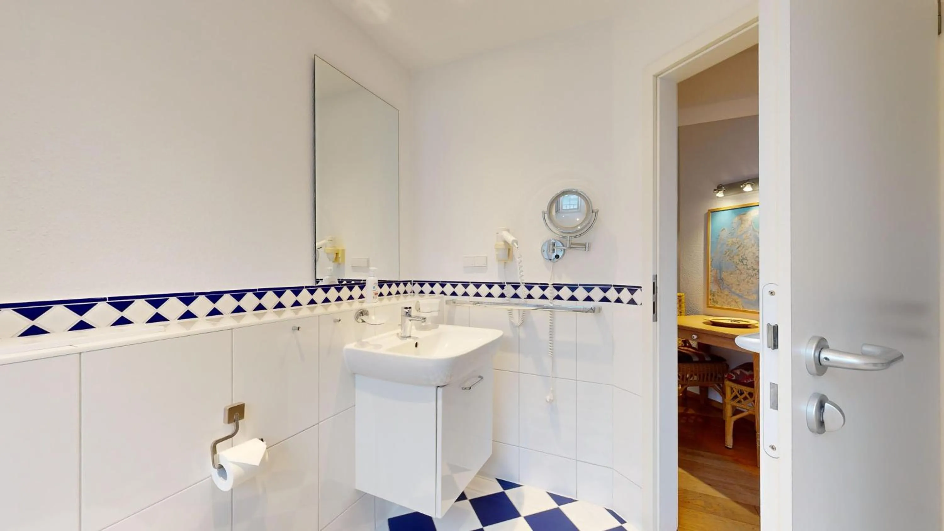 Bathroom in FeWo direkt am Strand mit Meerblick und Südbalkon, Villa Freia 27, Binz
