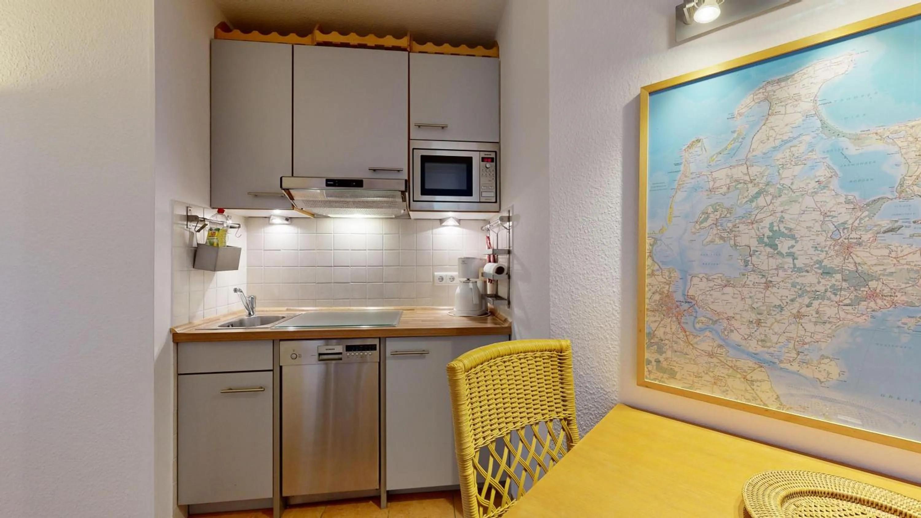 Kitchen or kitchenette in FeWo direkt am Strand mit Meerblick und Südbalkon, Villa Freia 27, Binz