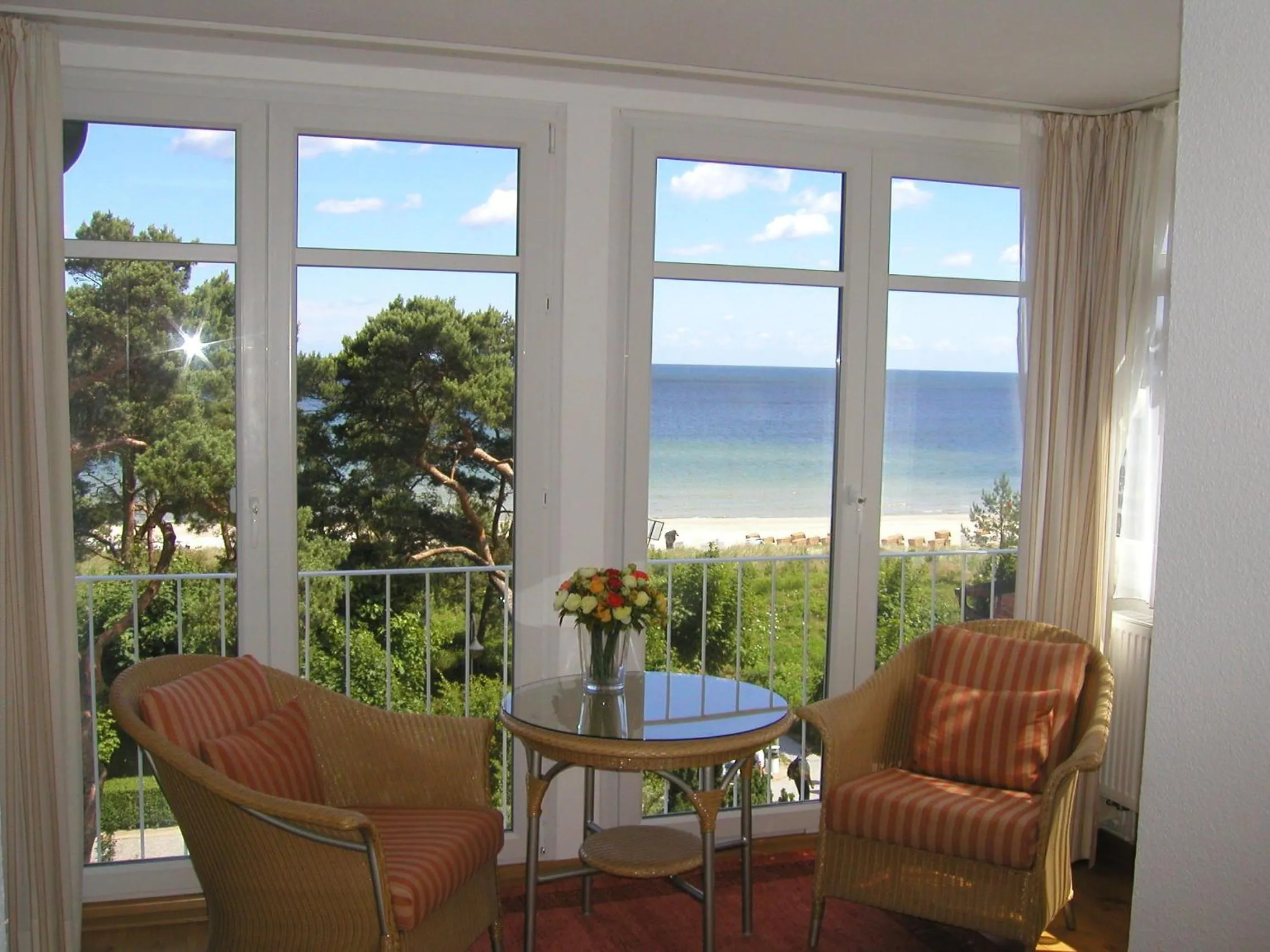 Living room in FeWo direkt am Strand mit Meerblick und Südbalkon, Villa Freia 27, Binz