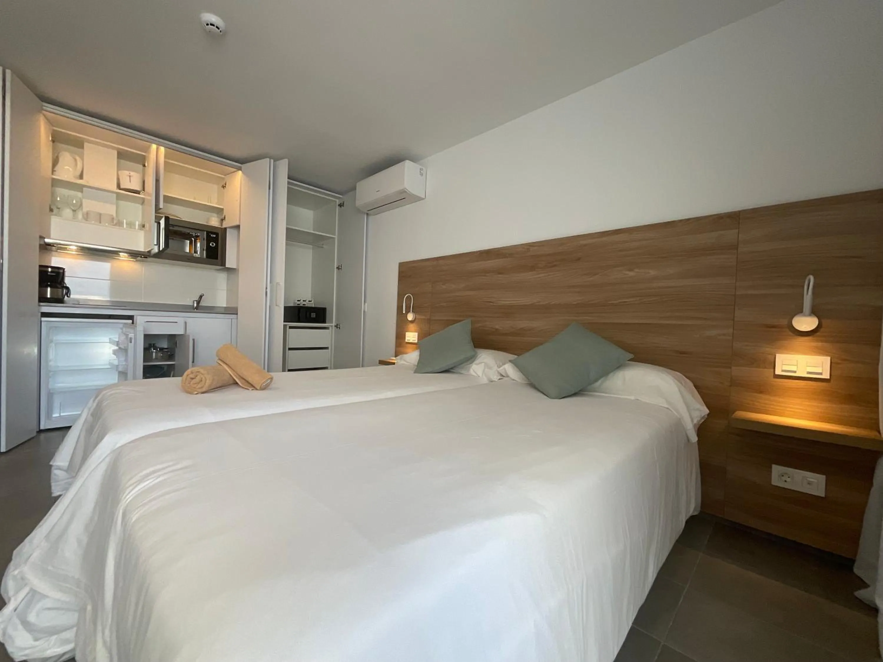 Photo of the whole room, Bed in Kikere Studios