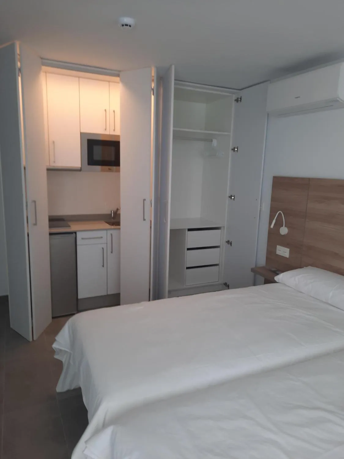 Kitchen or kitchenette, Bed in Kikere Studios