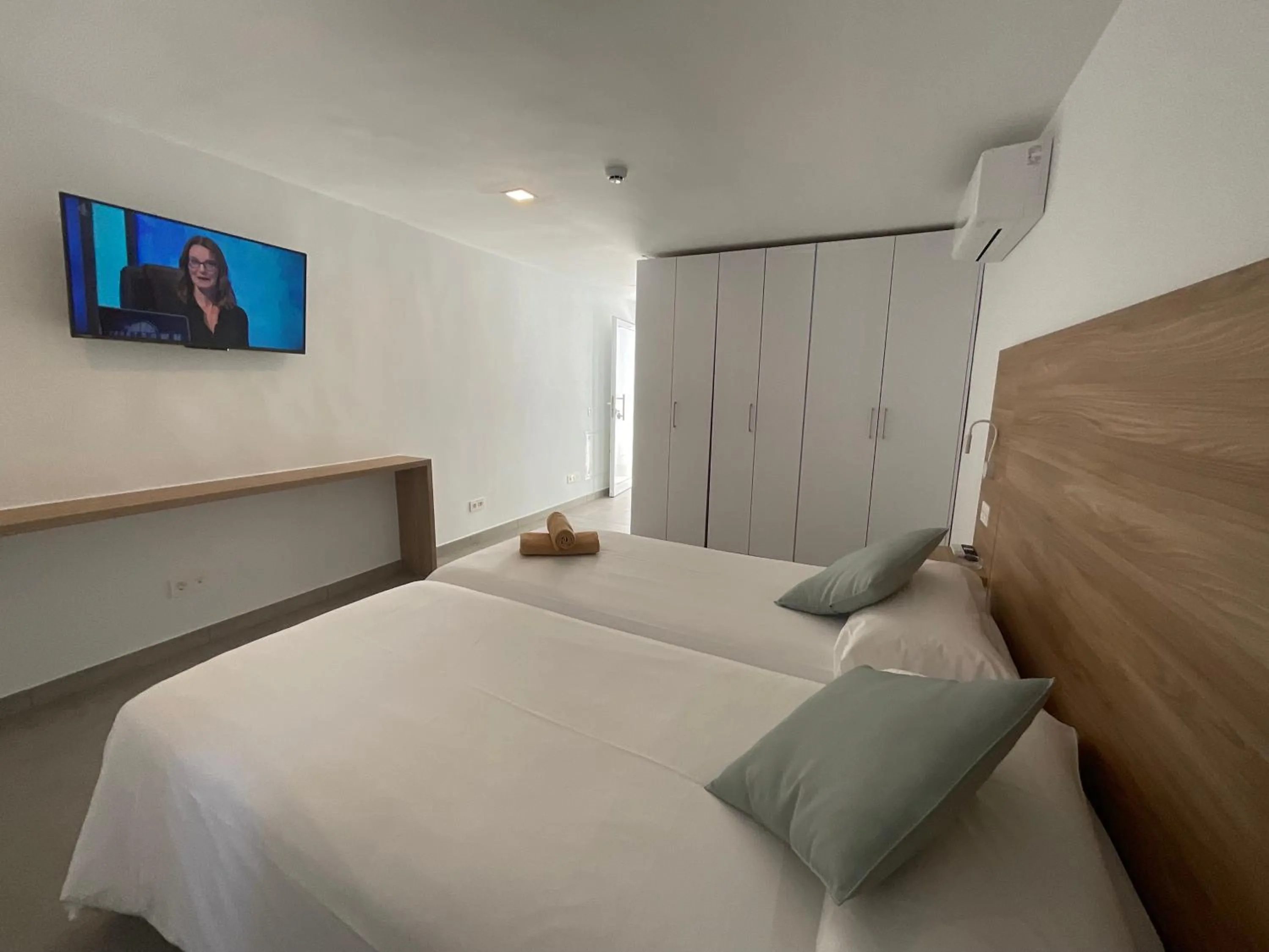 Photo of the whole room, Bed in Kikere Studios