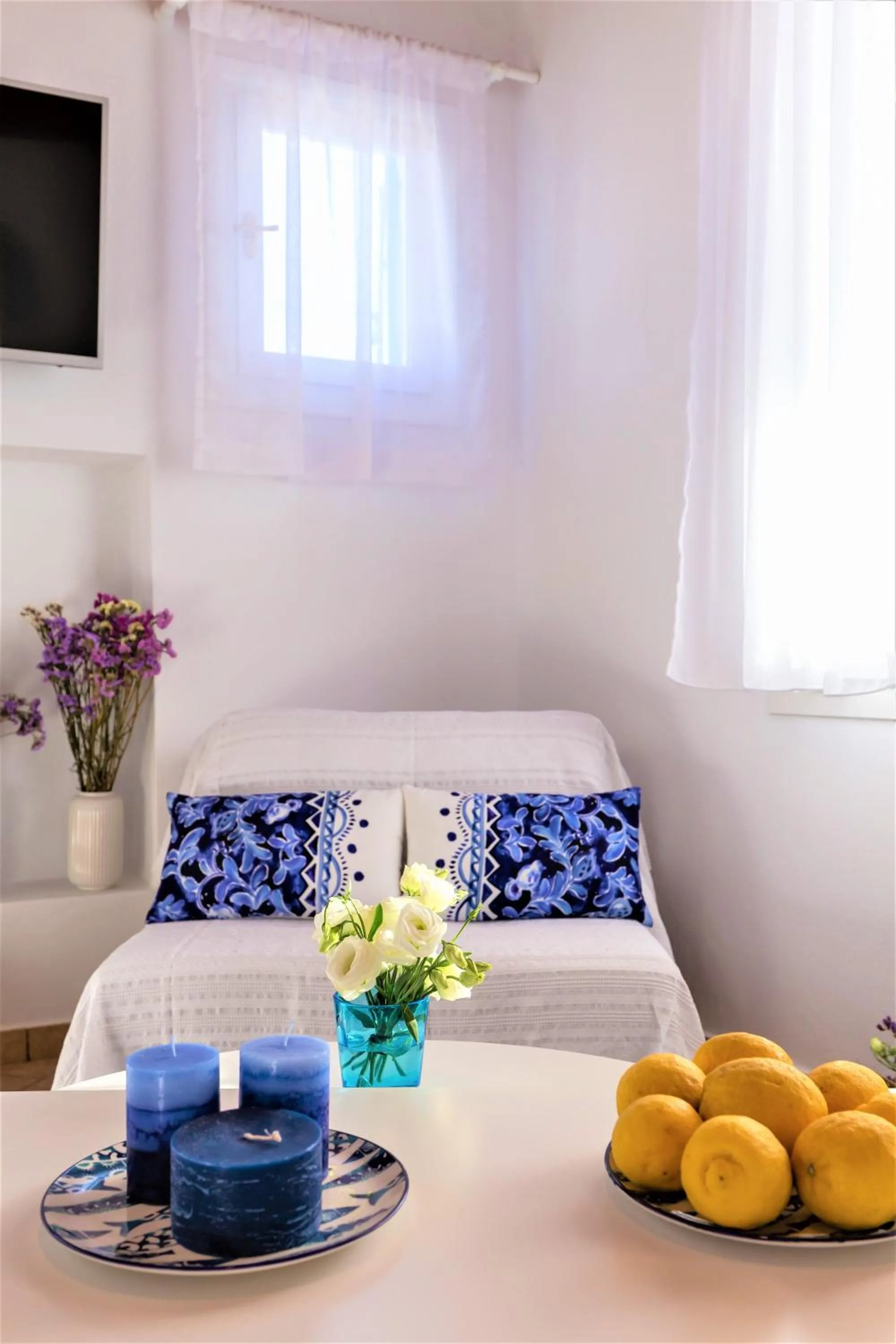 Seating area, Bed in Sugar Blue