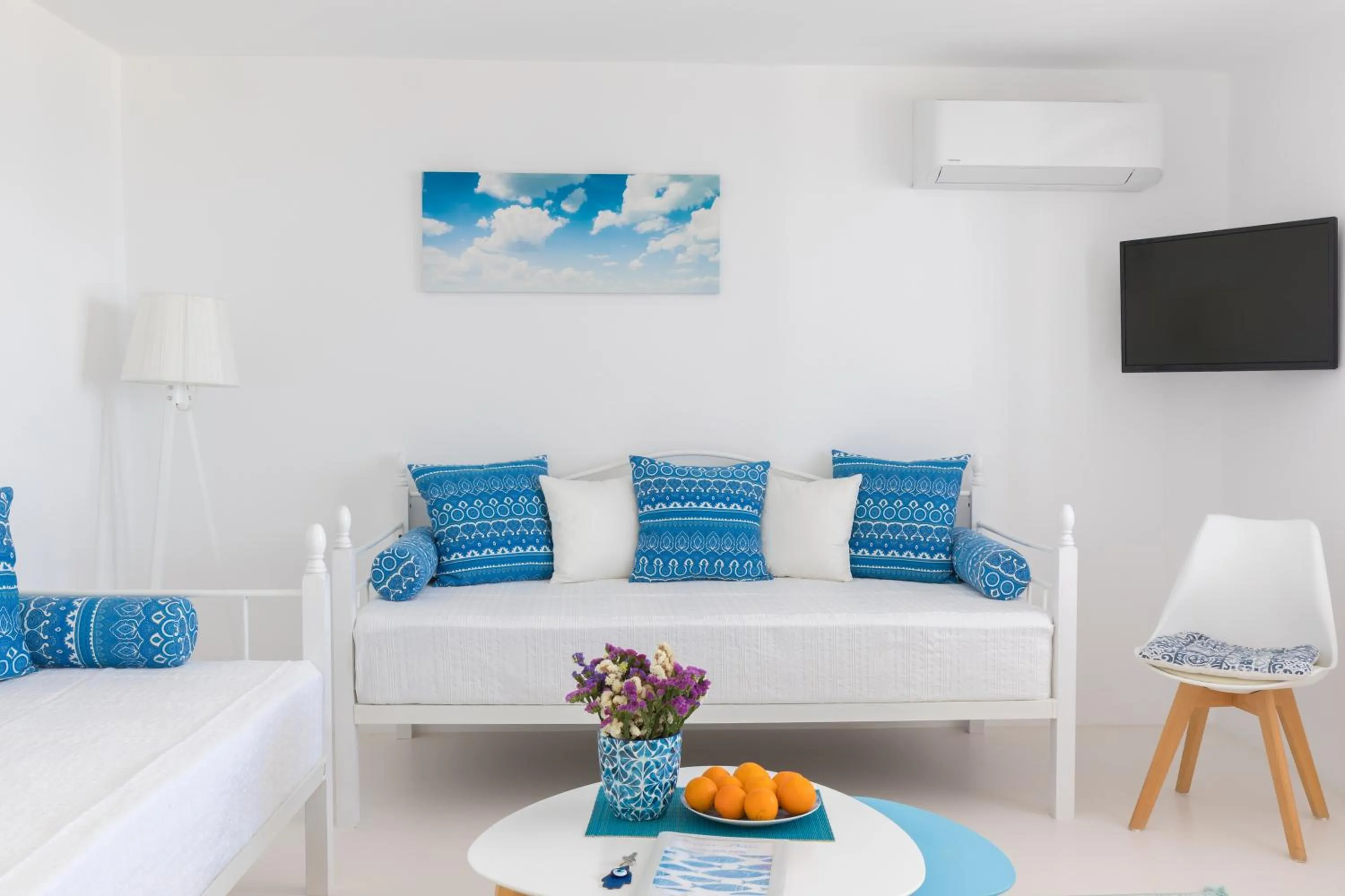 Living room, Bed in Sugar Blue