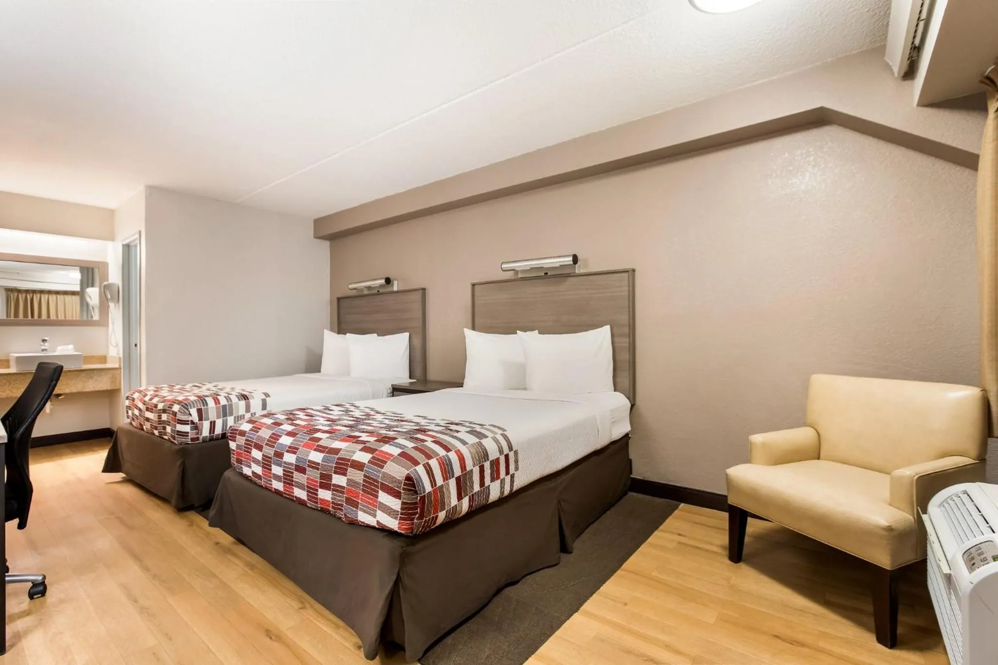 Photo of the whole room, Bed in Red Roof Inn Princeton - Ewing