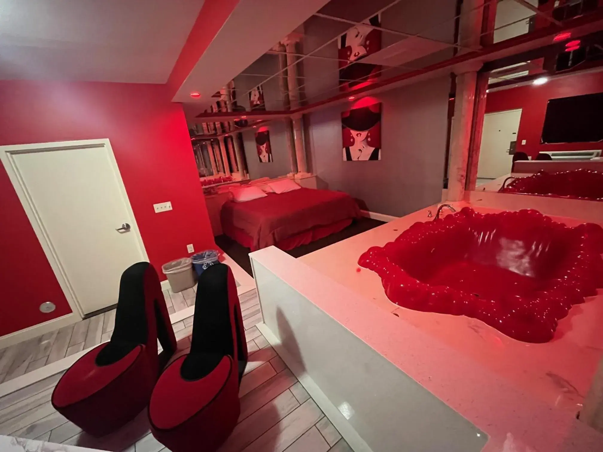 Deluxe King Suite in Gallery Holiday Motel Deluxe King Suite in Gallery Holiday Motel