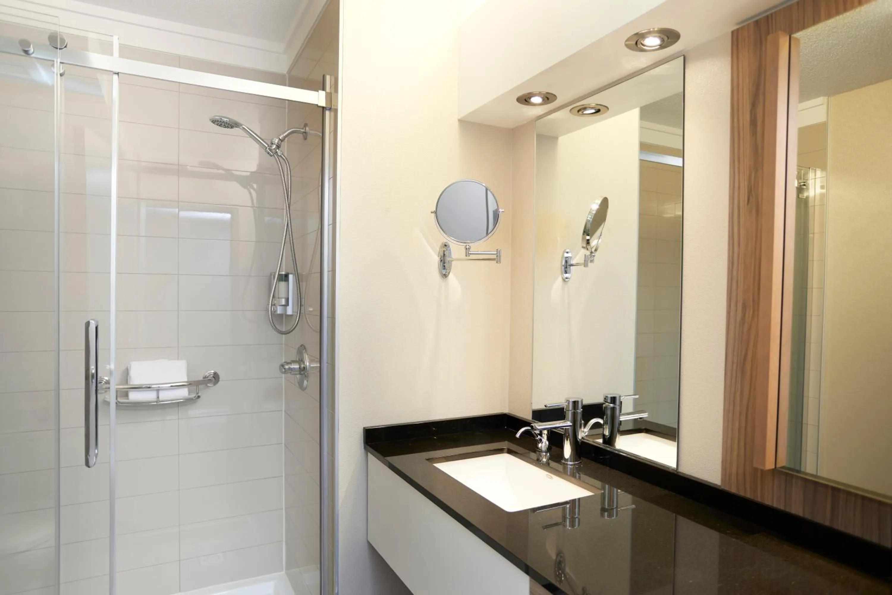 Shower in Hôtel Cofortel