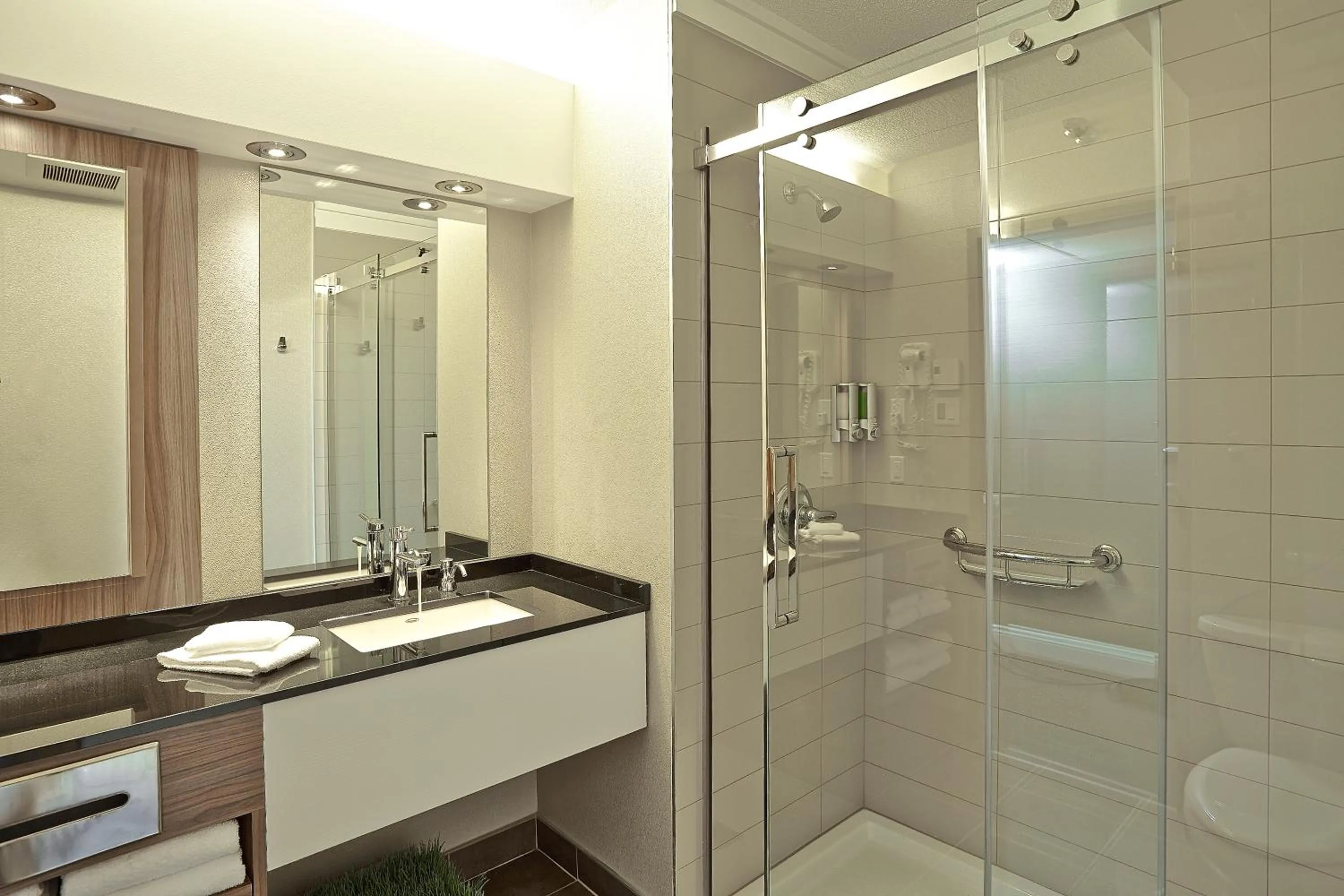 Shower in Hôtel Cofortel