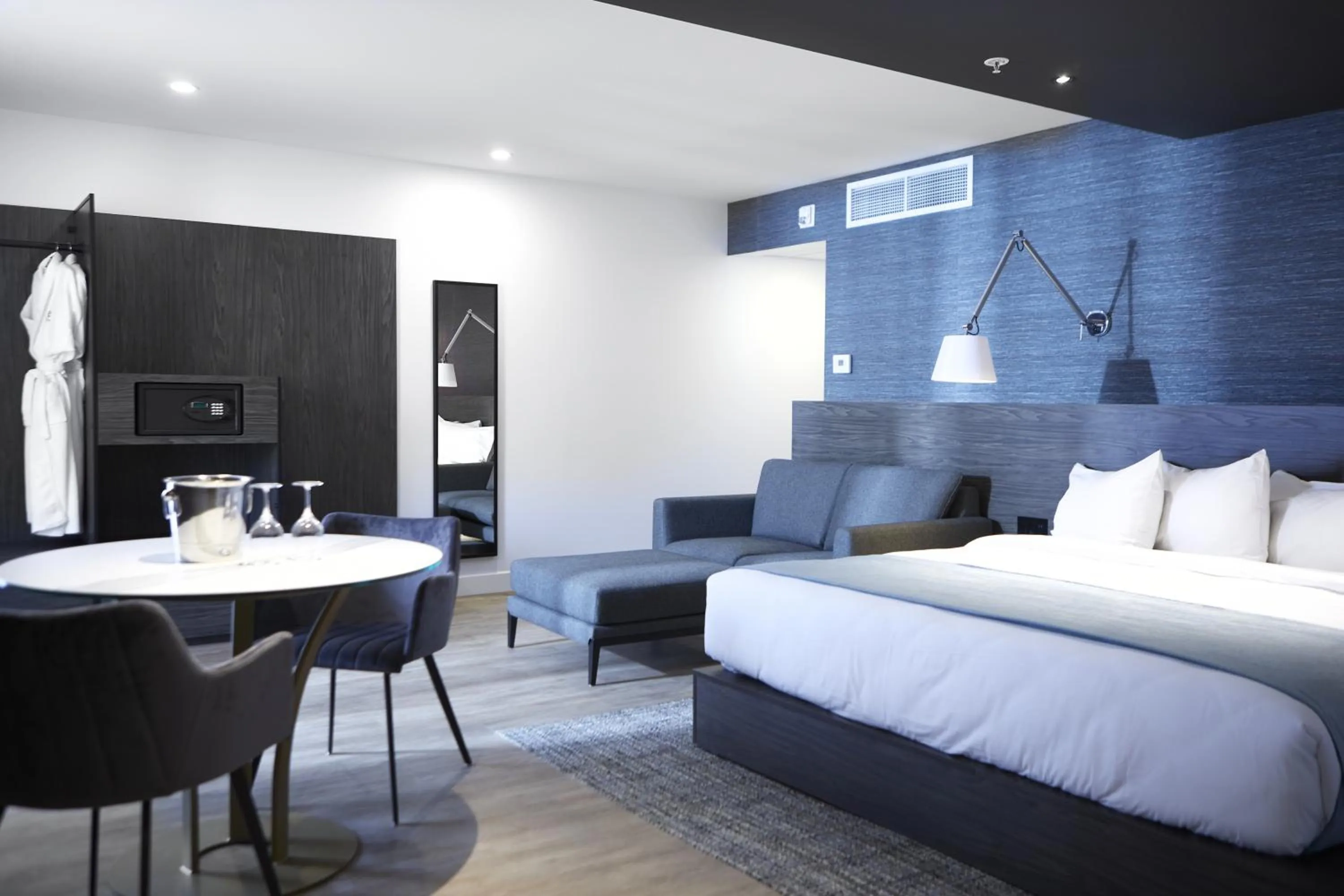 Bedroom, Bed in Hôtel Cofortel