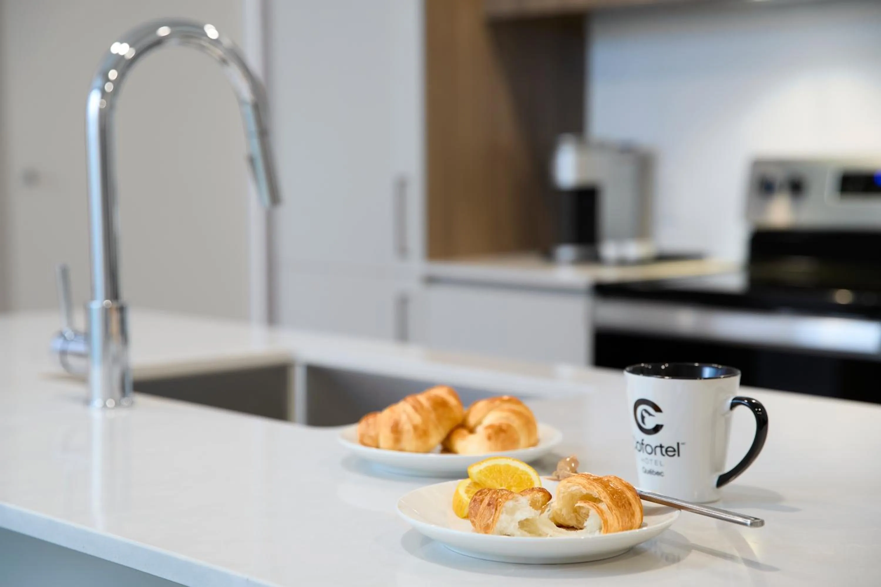 Kitchen or kitchenette in Hôtel Cofortel