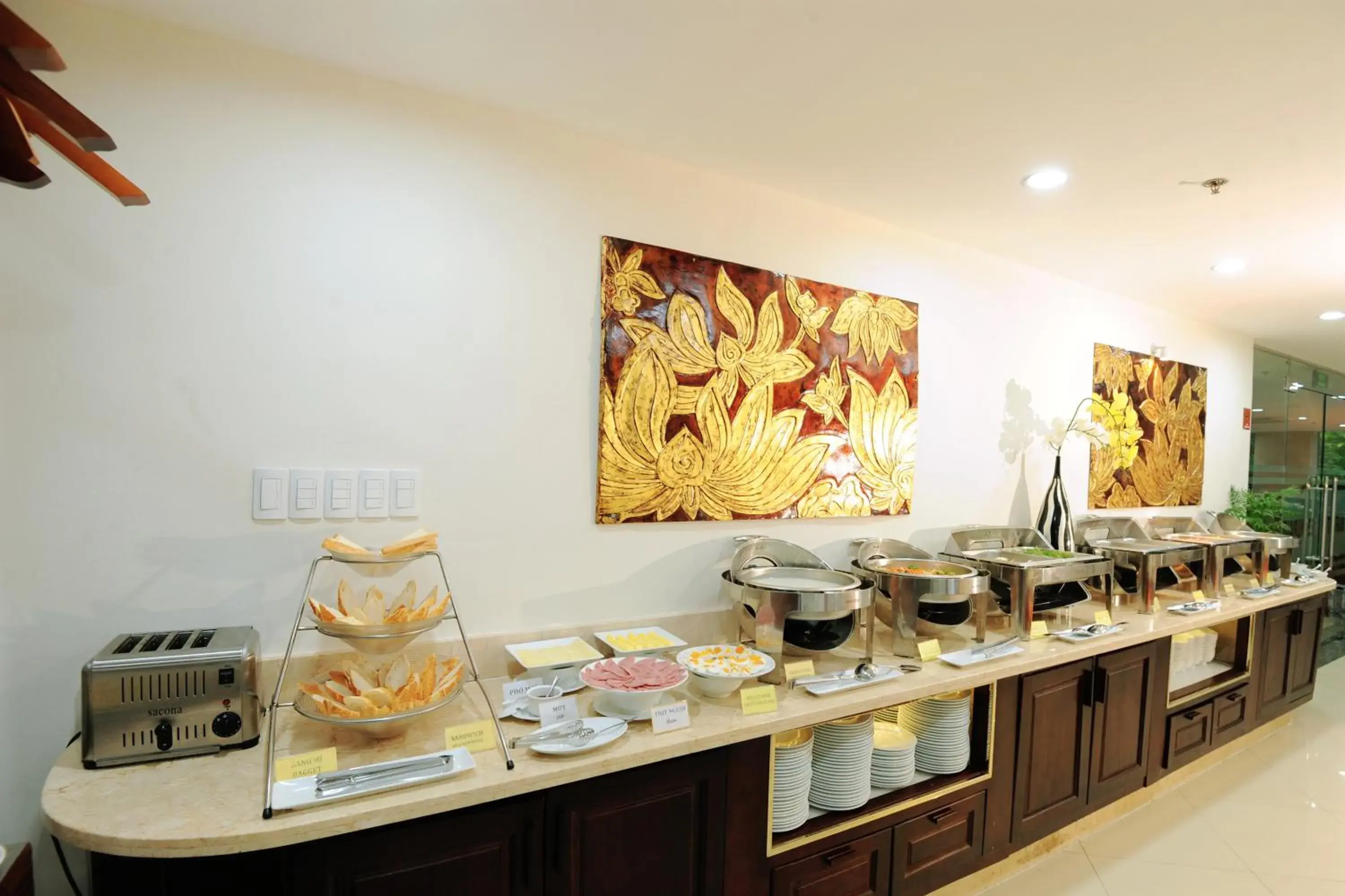 Restaurant/places to eat in Cuu Long Hotel Restaurant/places to eat in Cuu Long Hotel