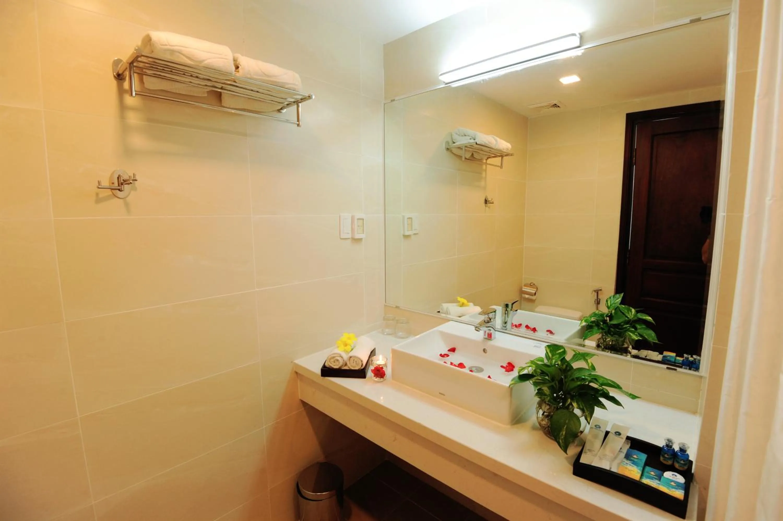 Shower in Cuu Long Hotel