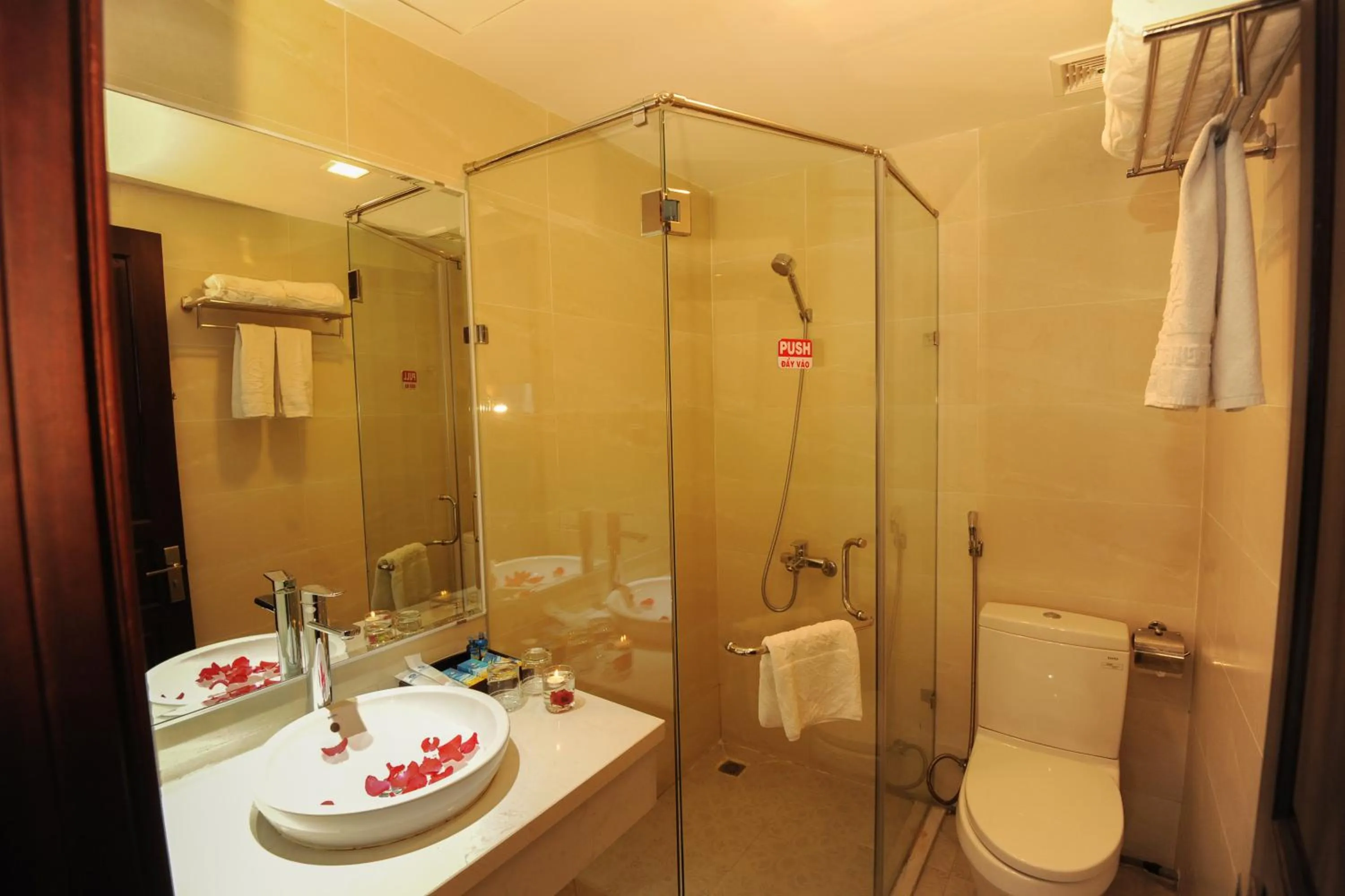 Shower in Cuu Long Hotel