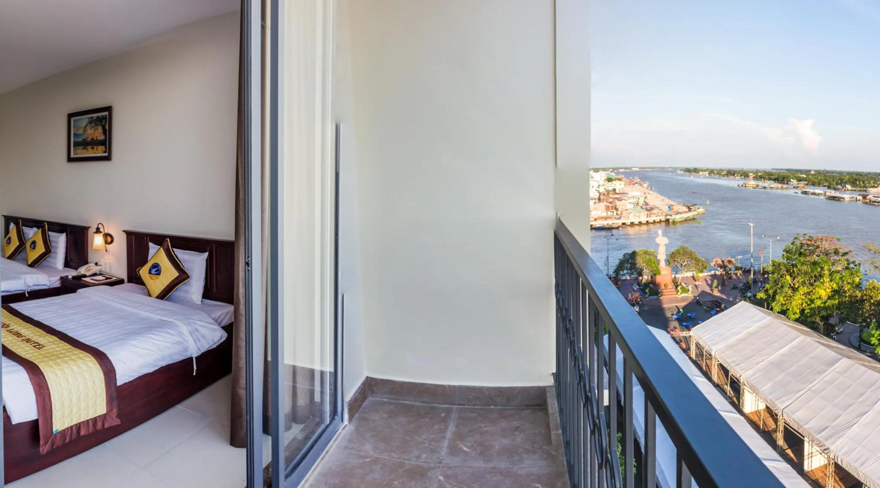 Balcony/Terrace, Bed in Cuu Long Hotel