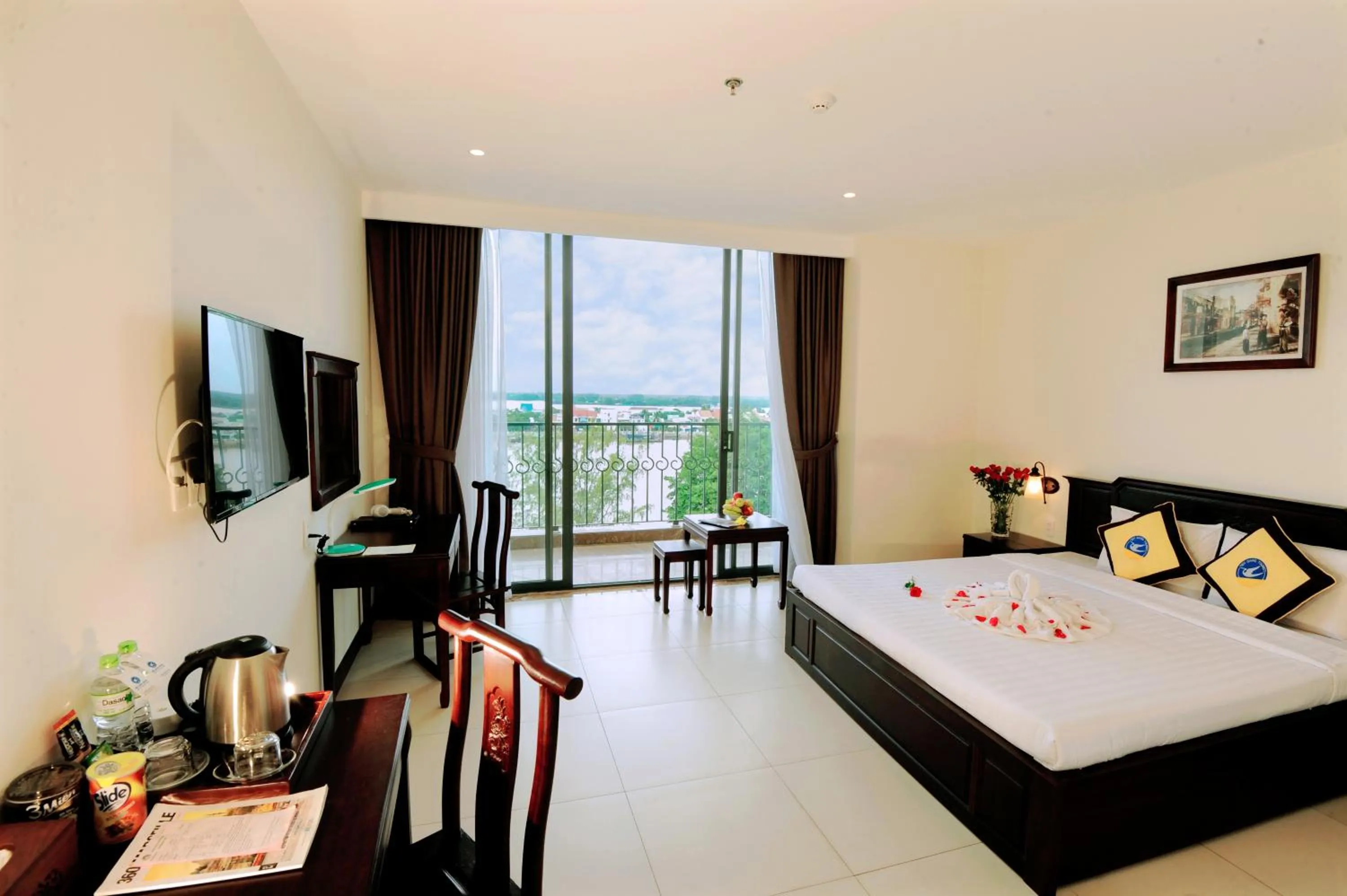 Communal lounge/ TV room, Bed in Cuu Long Hotel