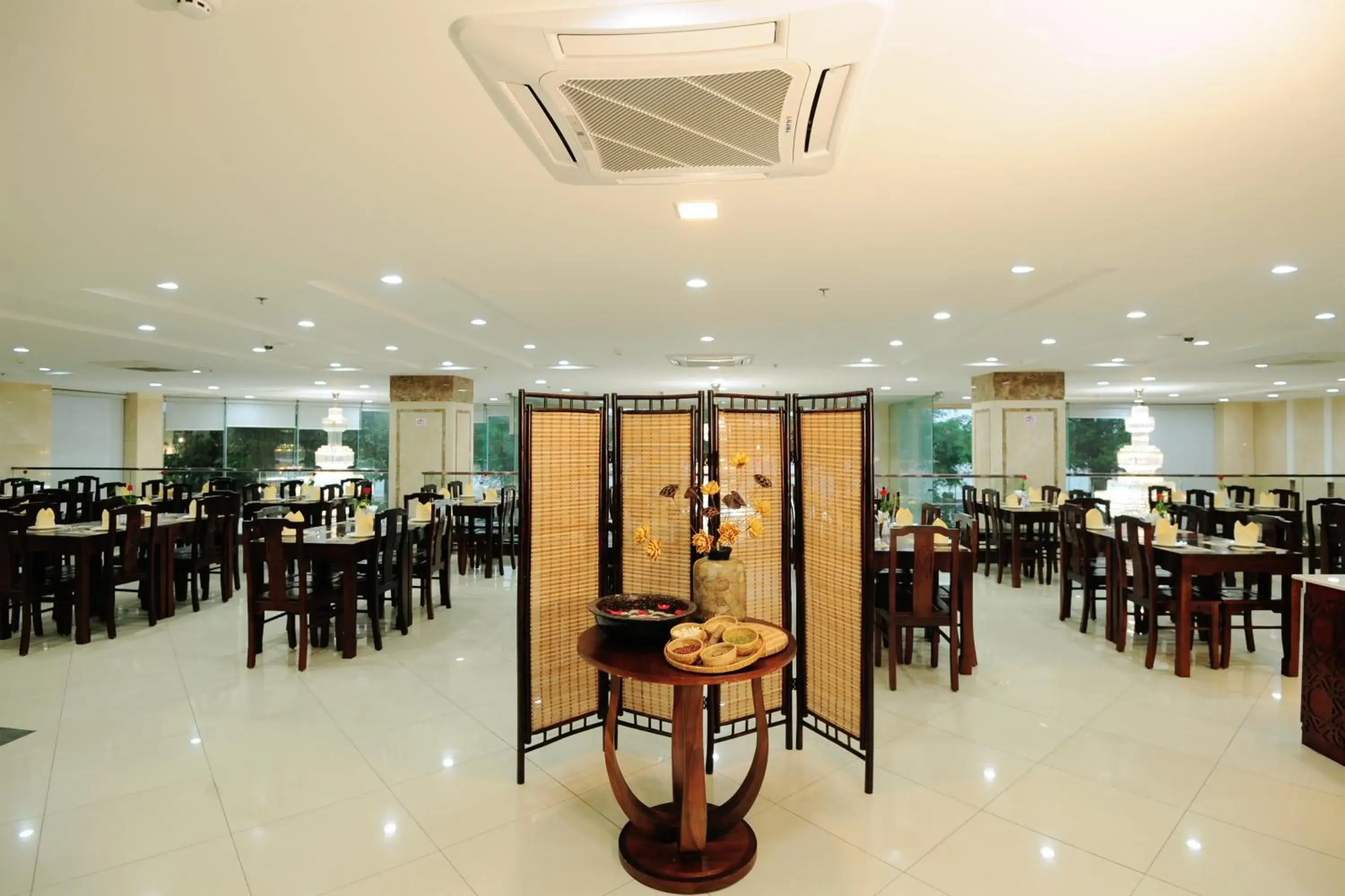Restaurant/places to eat in Cuu Long Hotel Restaurant/places to eat in Cuu Long Hotel