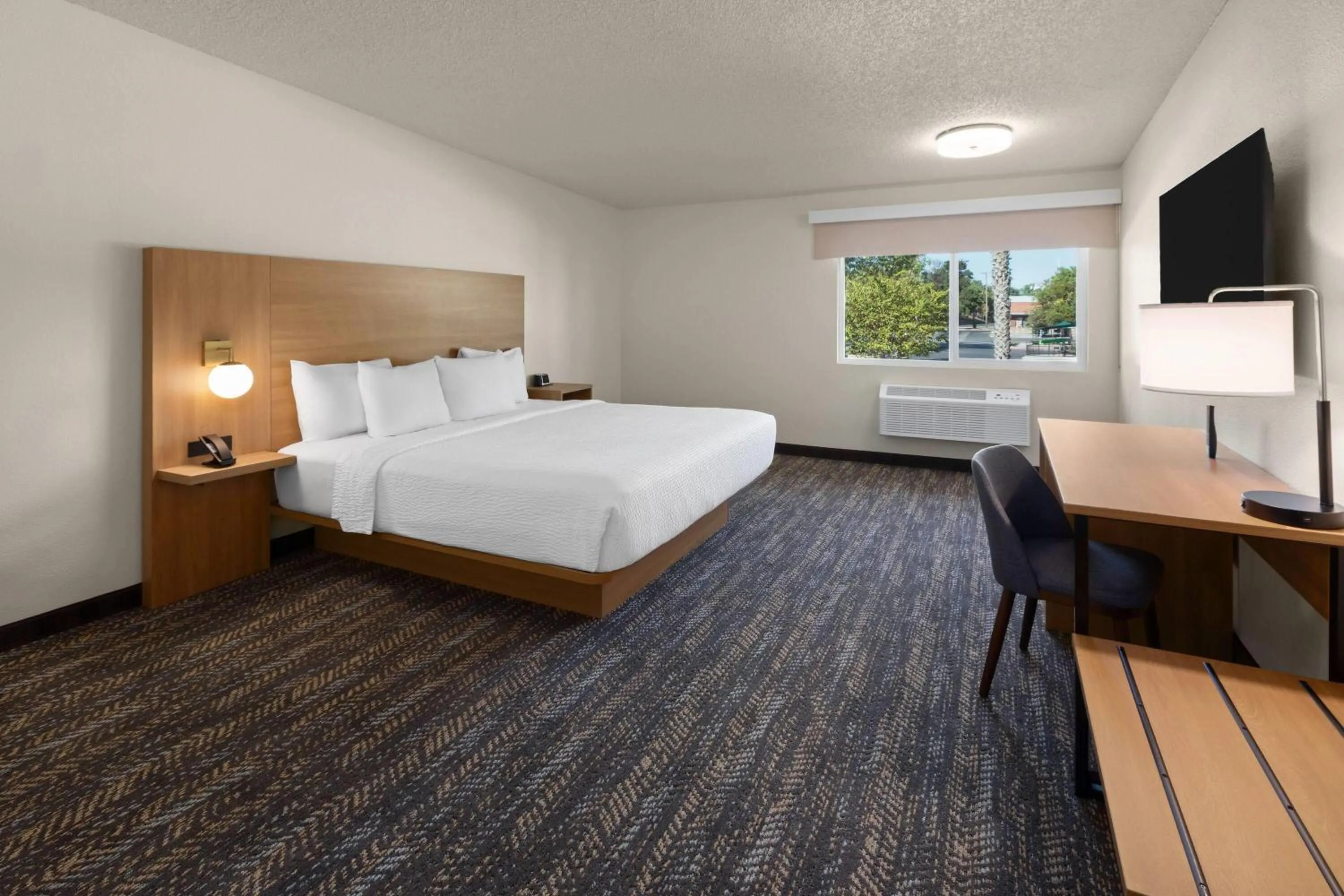 Photo of the whole room, Bed in Ramada by Wyndham Merced