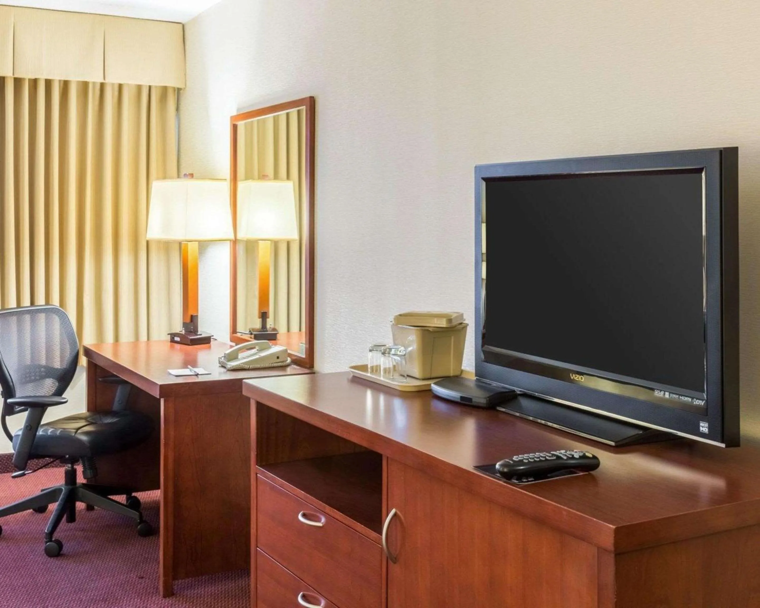 Bedroom in Clarion Hotel Somerset - New Brunswick